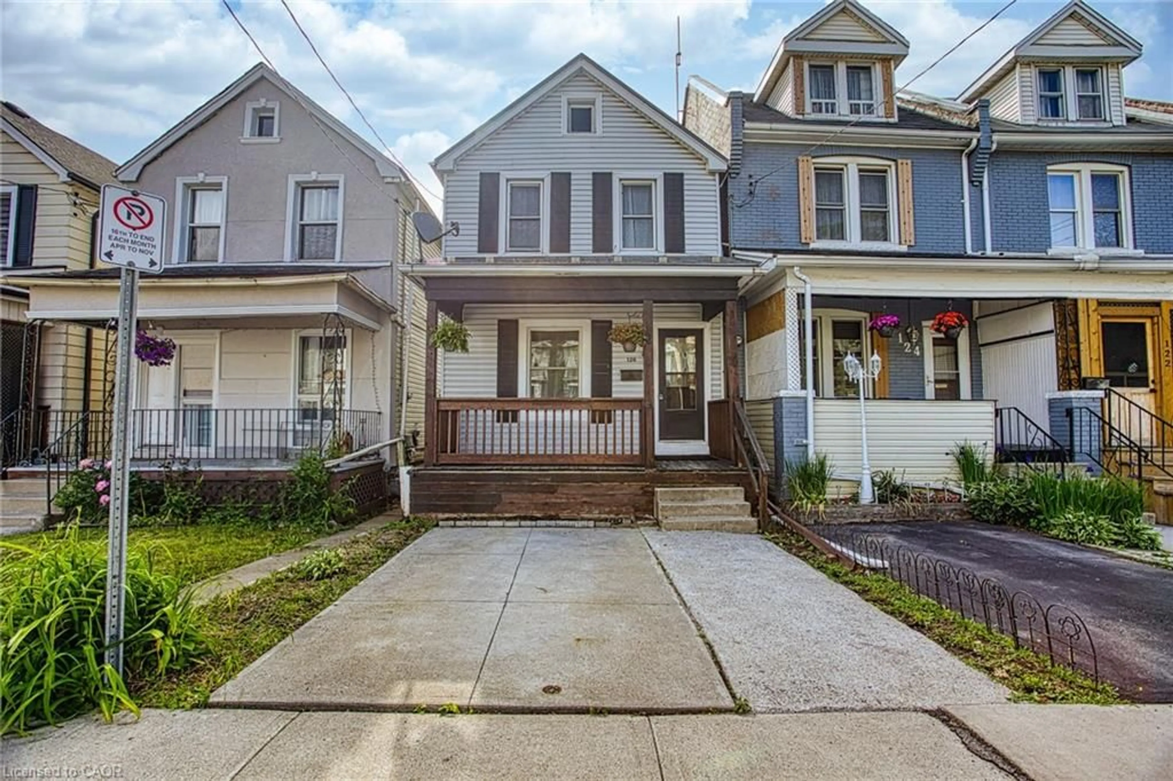 Home with vinyl exterior material, street for 126 Belmont Ave, Hamilton Ontario L8L 7M3
