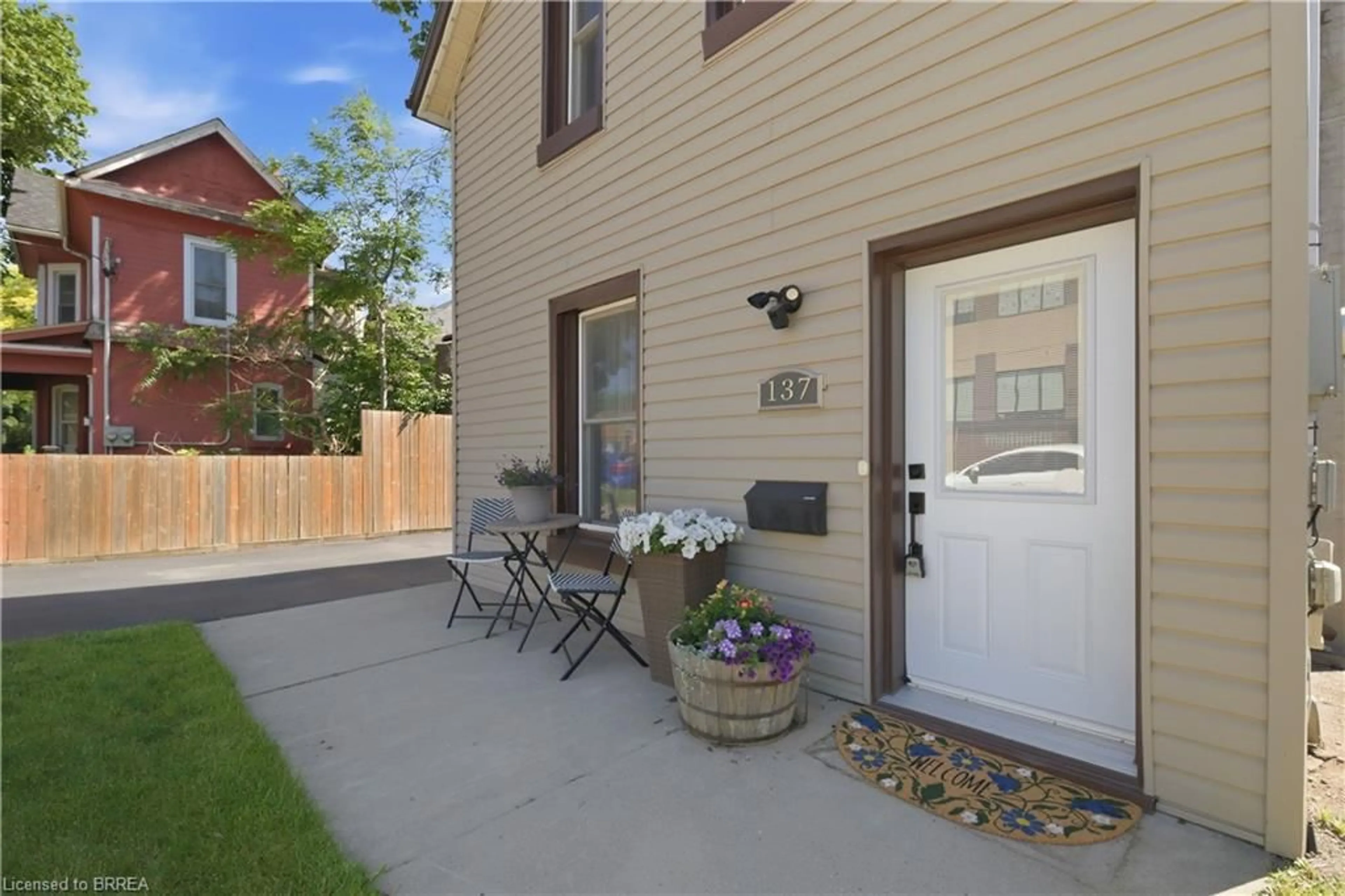 Patio, street for 137 Brock St, Brantford Ontario N3S 5V8