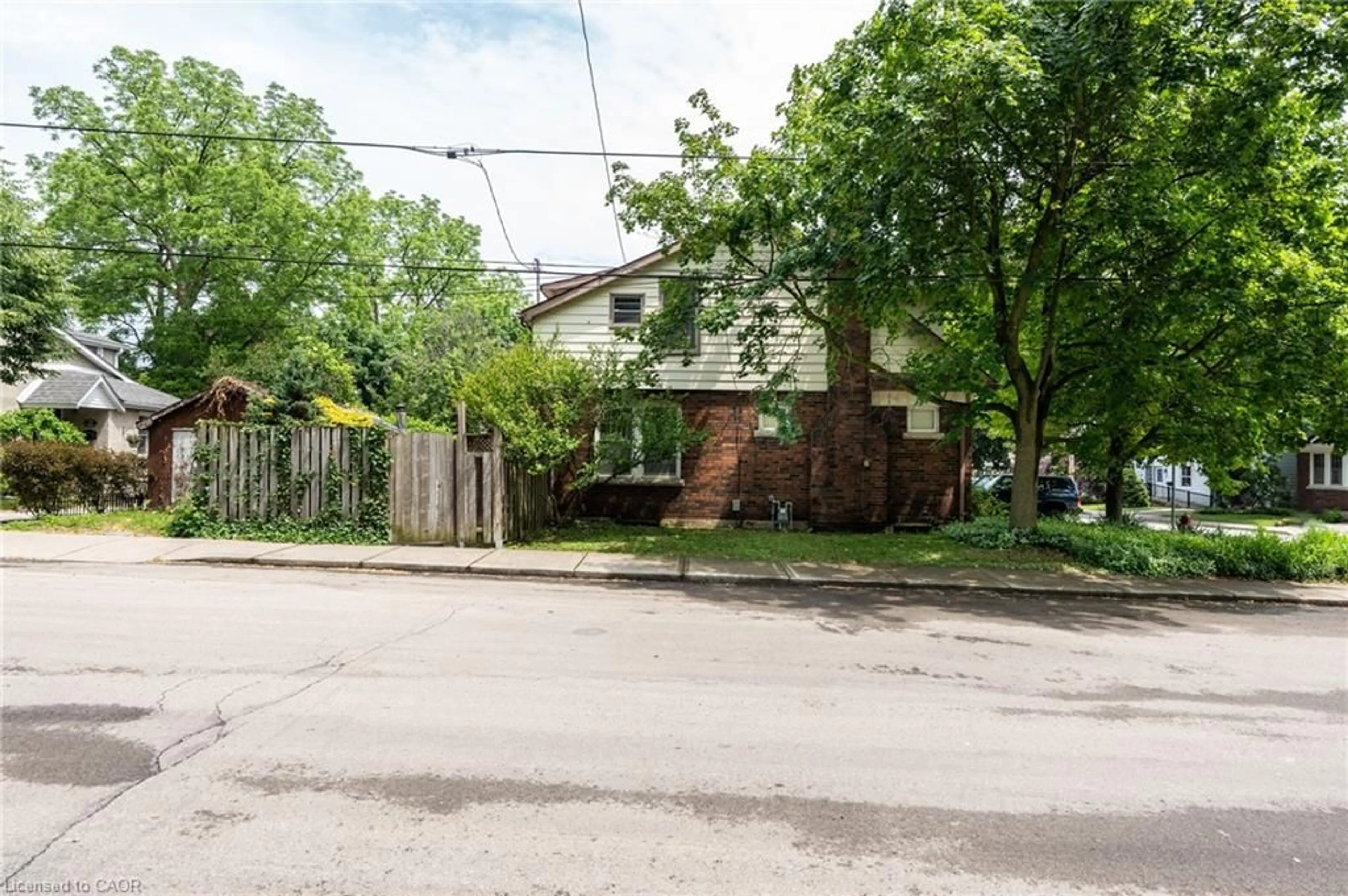 Unknown for 261 Macnab St, Dundas Ontario L9H 2K4