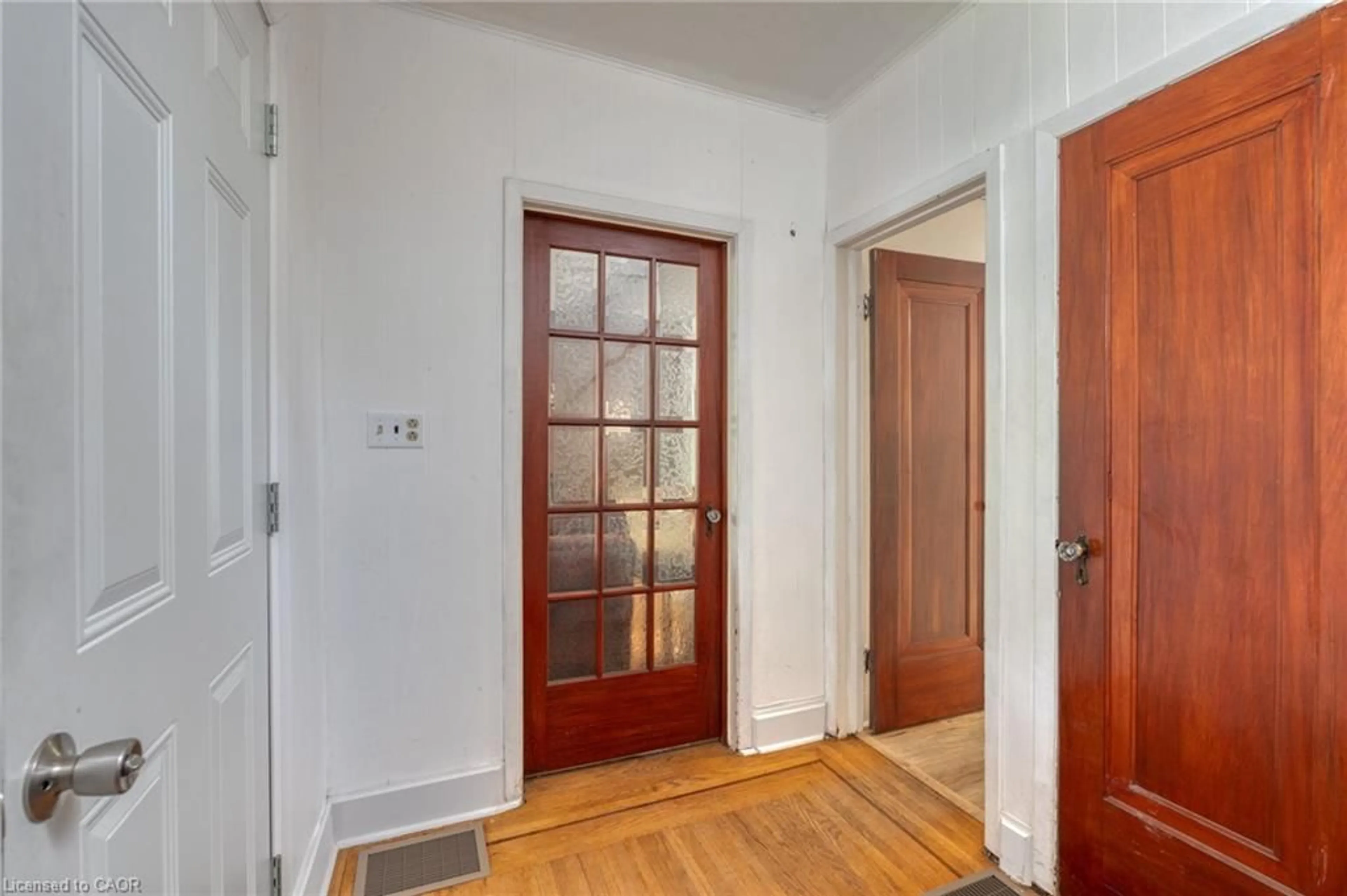 Indoor entryway for 261 Macnab St, Dundas Ontario L9H 2K4