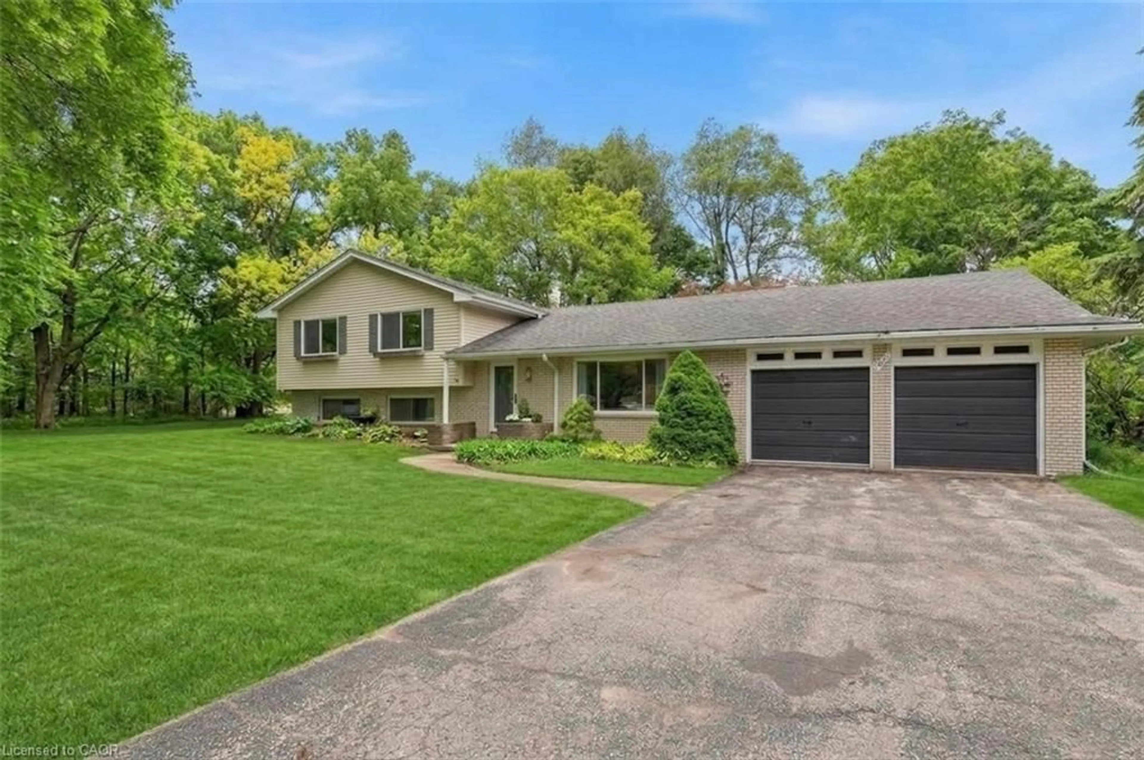 A pic from outside/outdoor area/front of a property/back of a property/a pic from drone, street for 627 Westmount Rd, Kitchener Ontario N2M 1R7