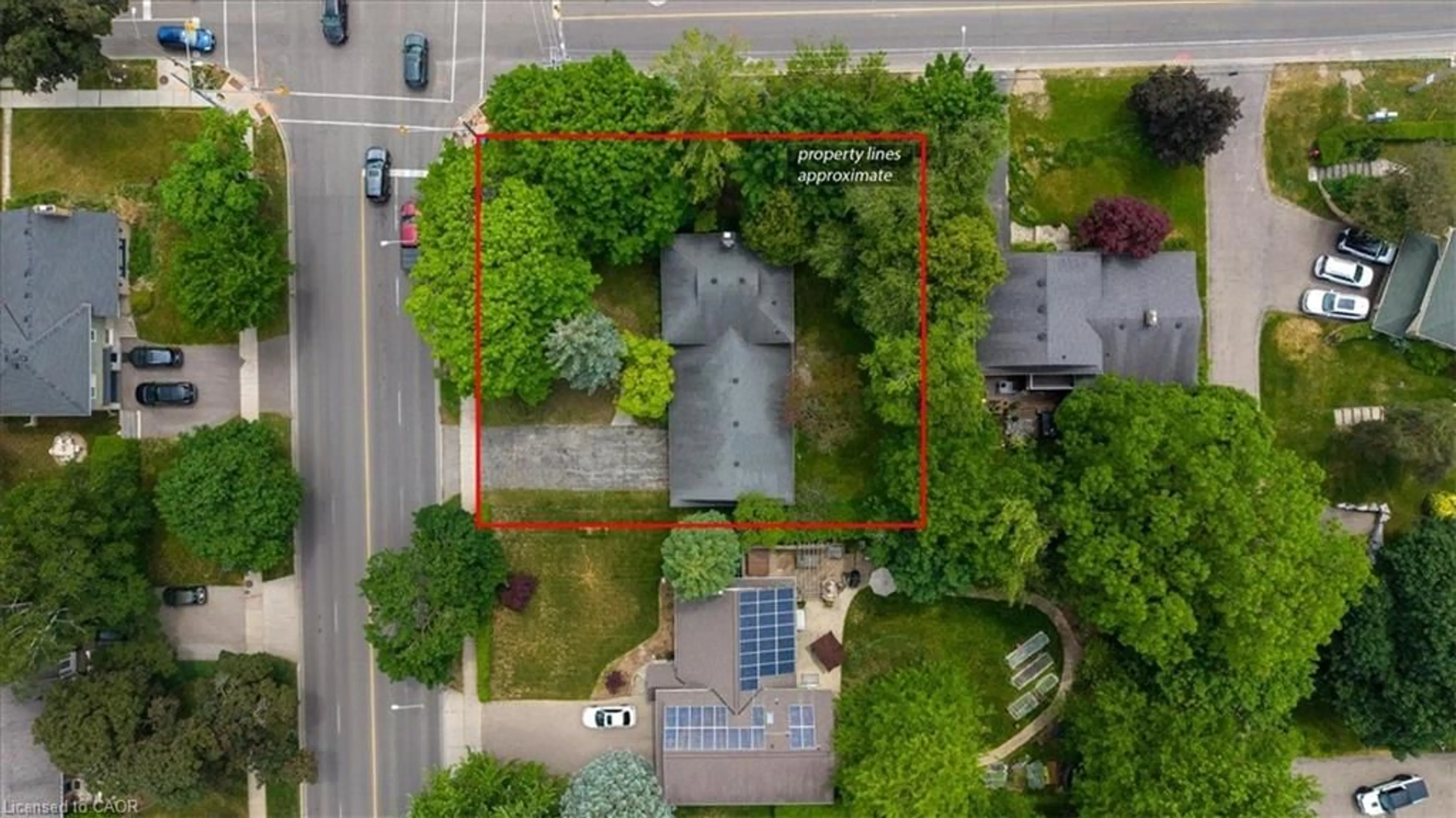 A pic from outside/outdoor area/front of a property/back of a property/a pic from drone, street for 627 Westmount Rd, Kitchener Ontario N2M 1R7