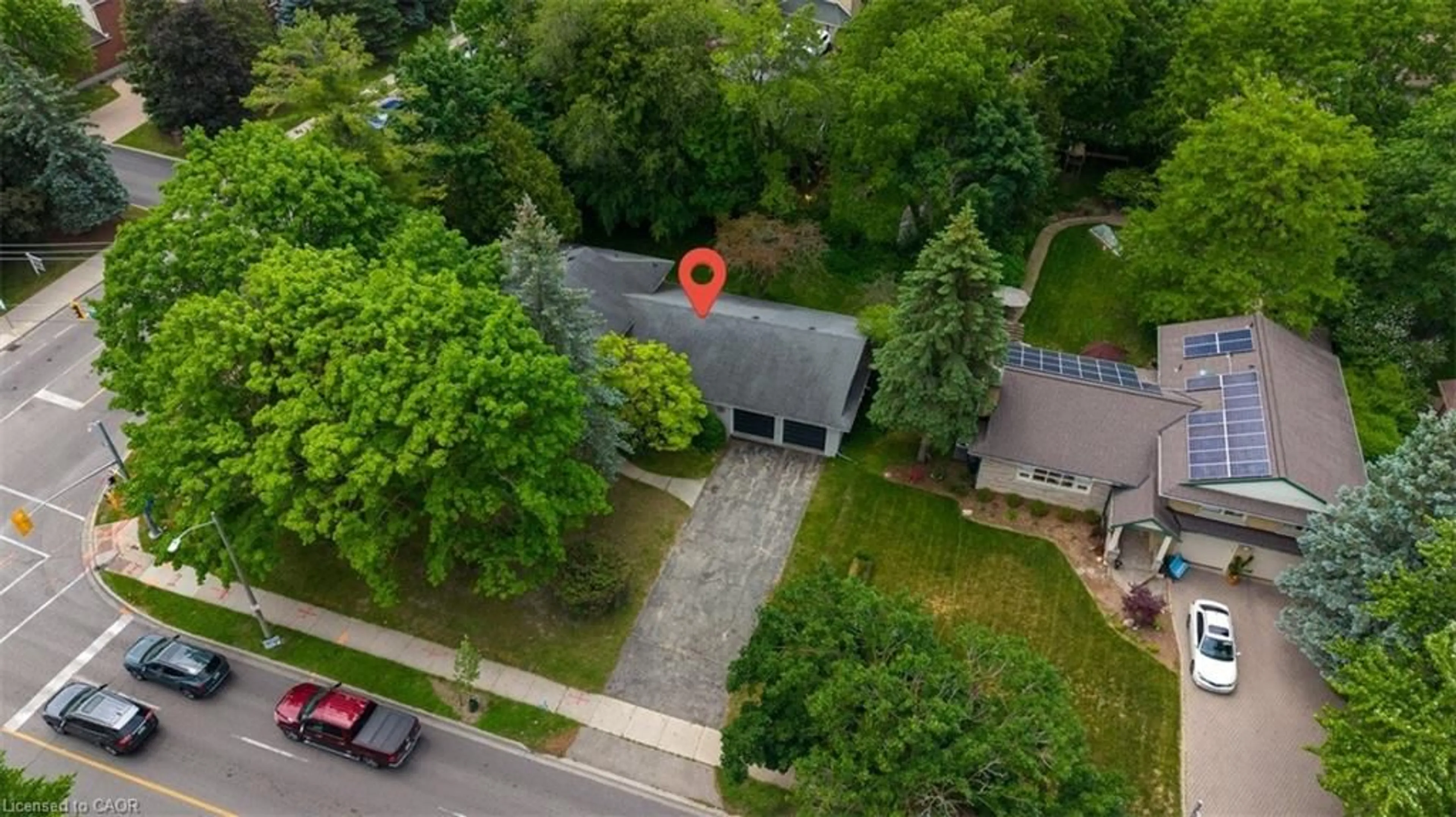 A pic from outside/outdoor area/front of a property/back of a property/a pic from drone, street for 627 Westmount Rd, Kitchener Ontario N2M 1R7