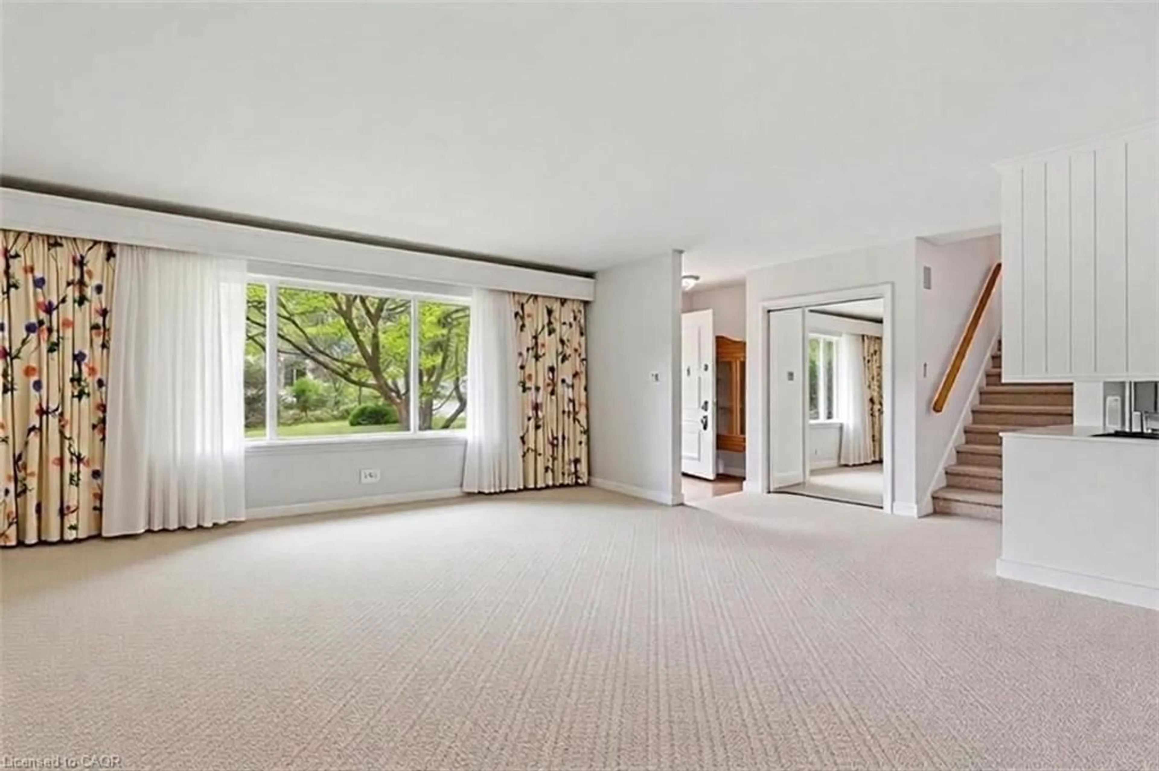 Indoor foyer for 627 Westmount Rd, Kitchener Ontario N2M 1R7