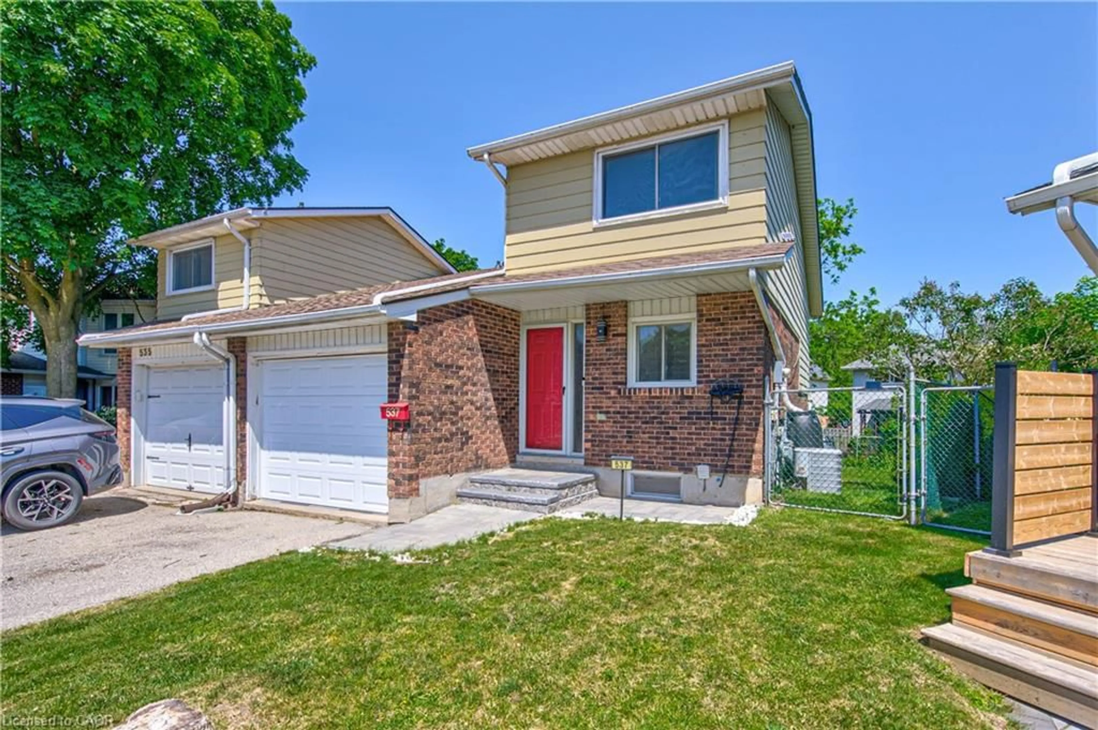 Home with vinyl exterior material, street for 537 Shingle Bridge Pl, Cambridge Ontario N3H 5C4
