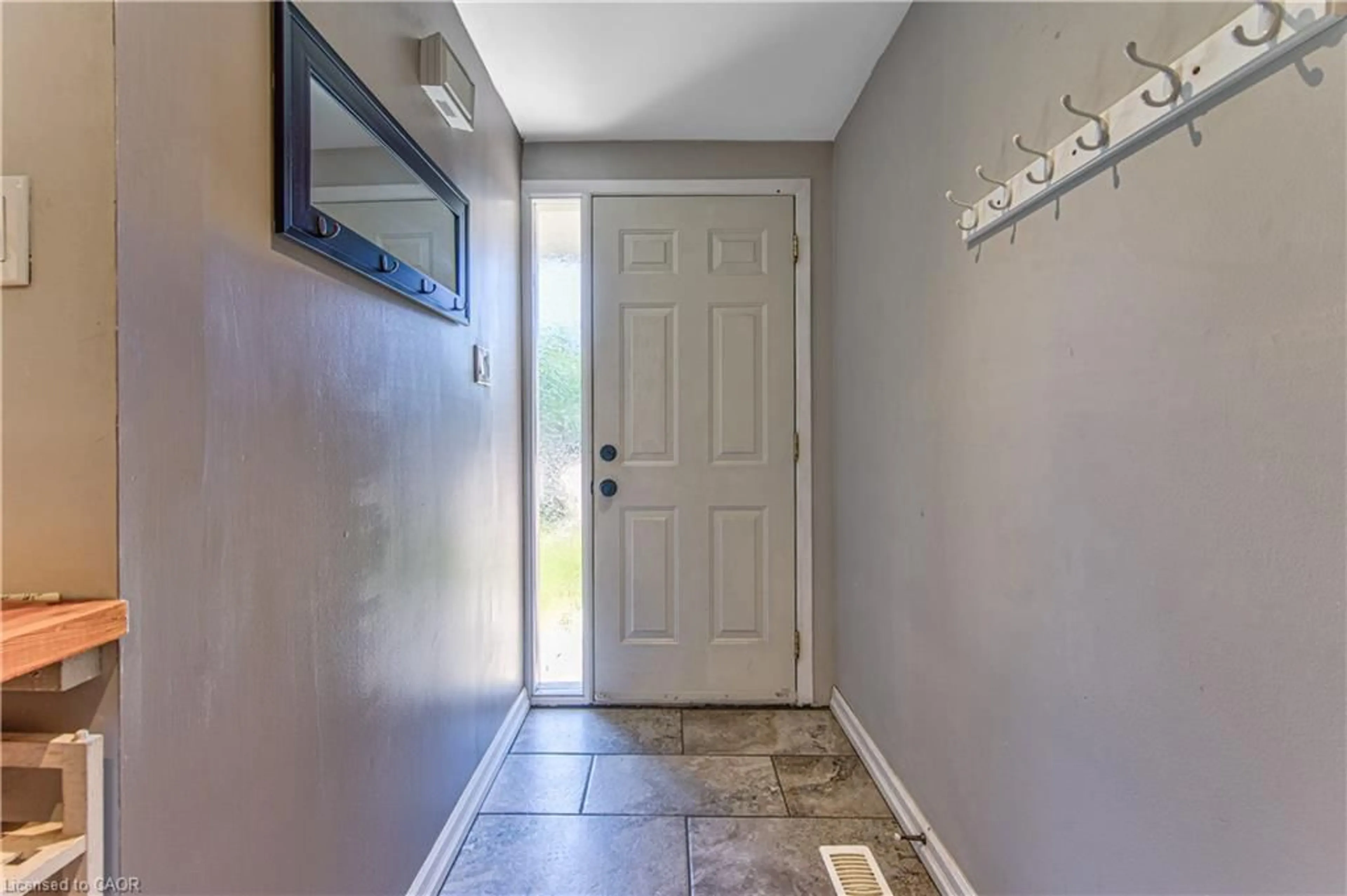 Indoor entryway for 537 Shingle Bridge Pl, Cambridge Ontario N3H 5C4