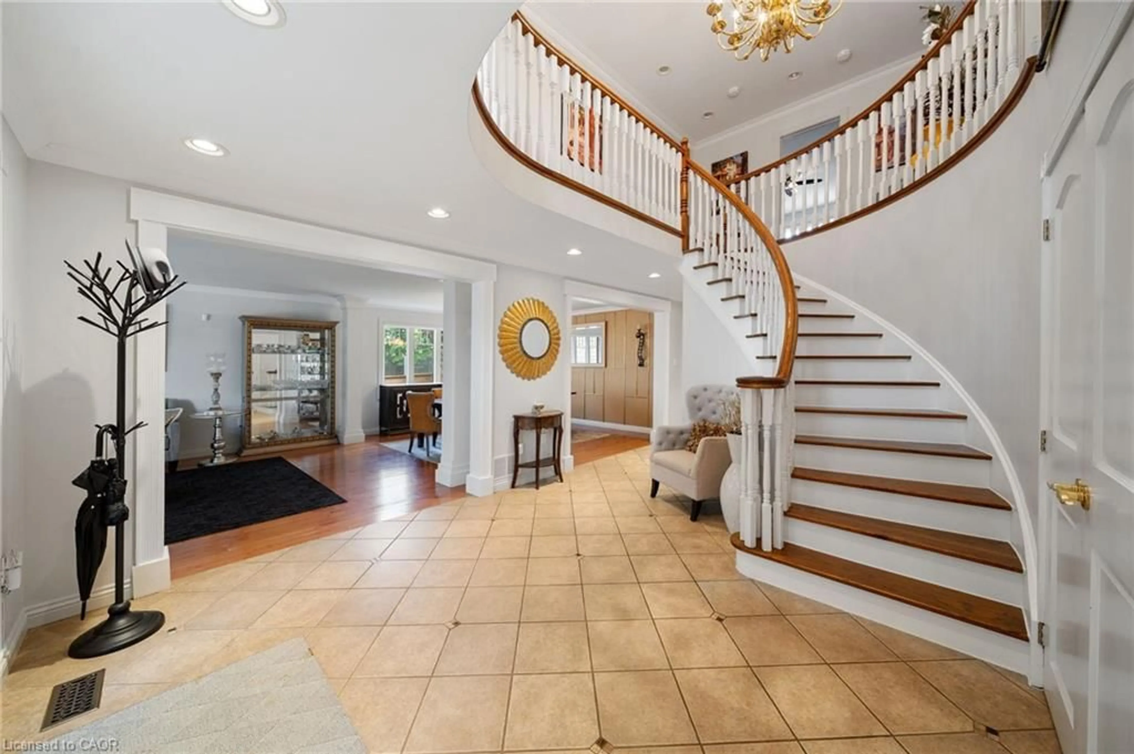 Indoor foyer for 39 Elodia Crt, Hamilton Ontario L9C 7R2