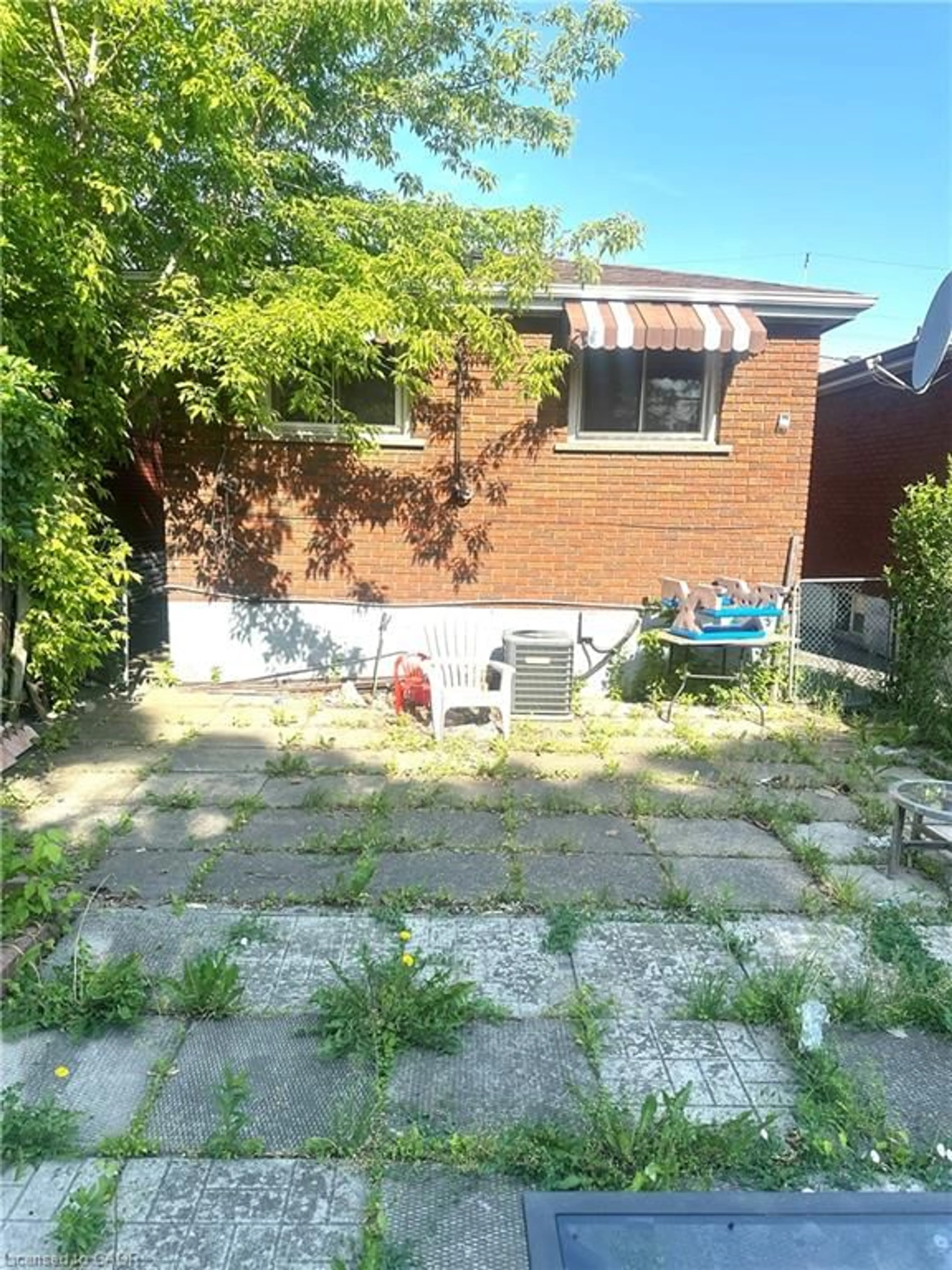 A pic from outside/outdoor area/front of a property/back of a property/a pic from drone, street for 70 Ellis Ave, Hamilton Ontario L8H 4L9