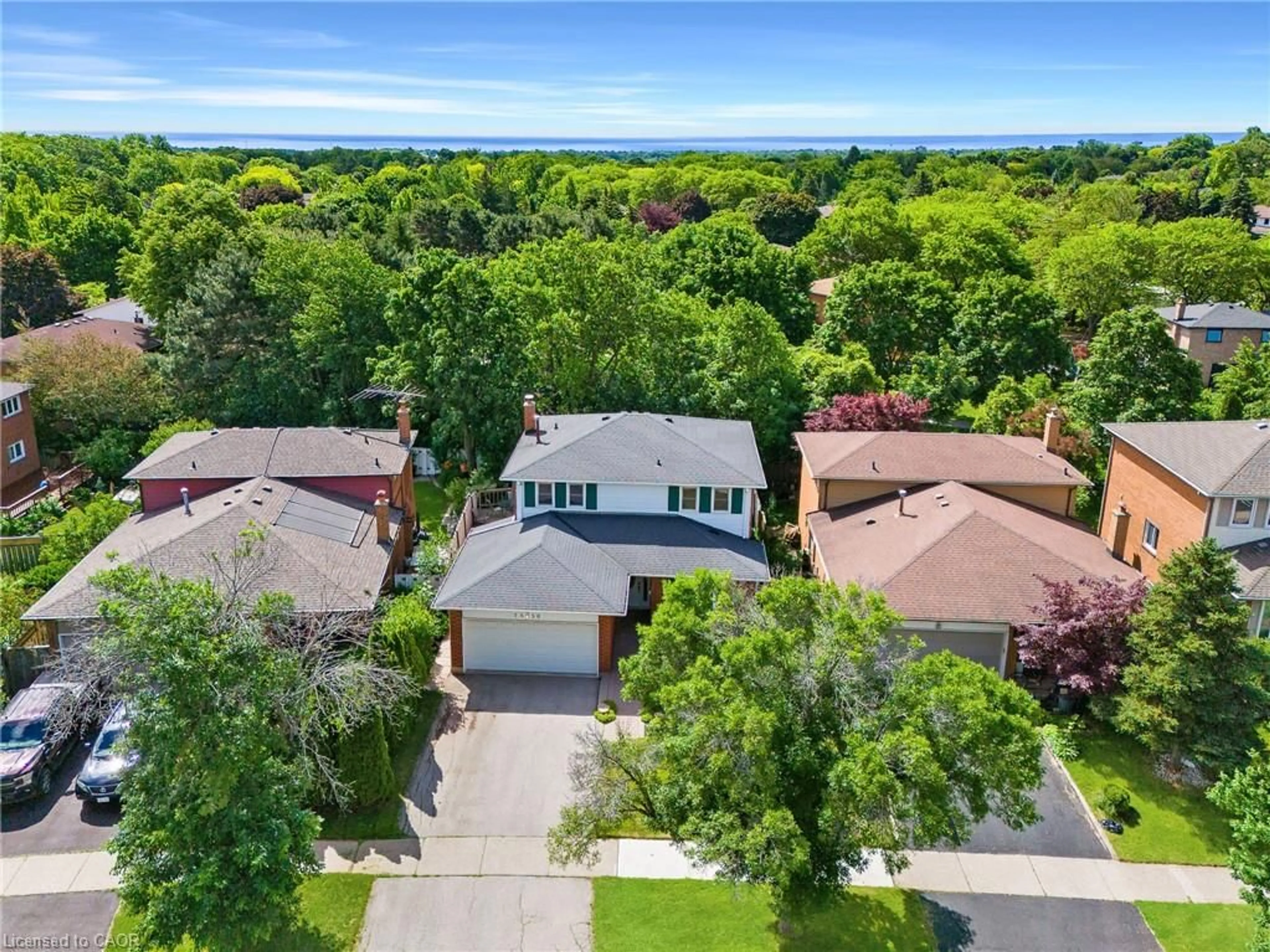 A pic from outside/outdoor area/front of a property/back of a property/a pic from drone, street for 1456 Harmsworth Sq, Oakville Ontario L6H 3E9