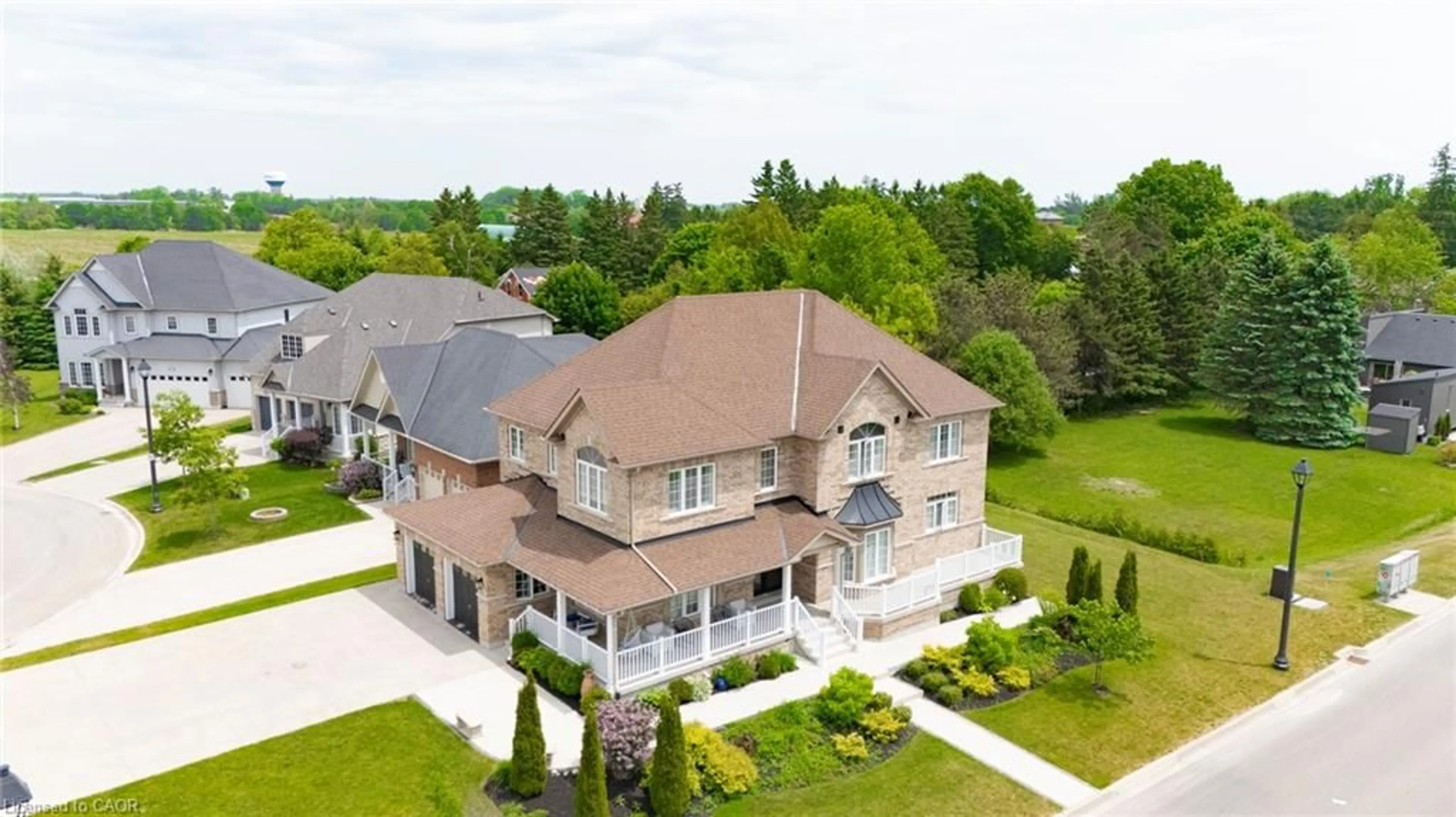 A pic from outside/outdoor area/front of a property/back of a property/a pic from drone, unknown for 11 Aitken Crt, Fergus Ontario N1M 0C8