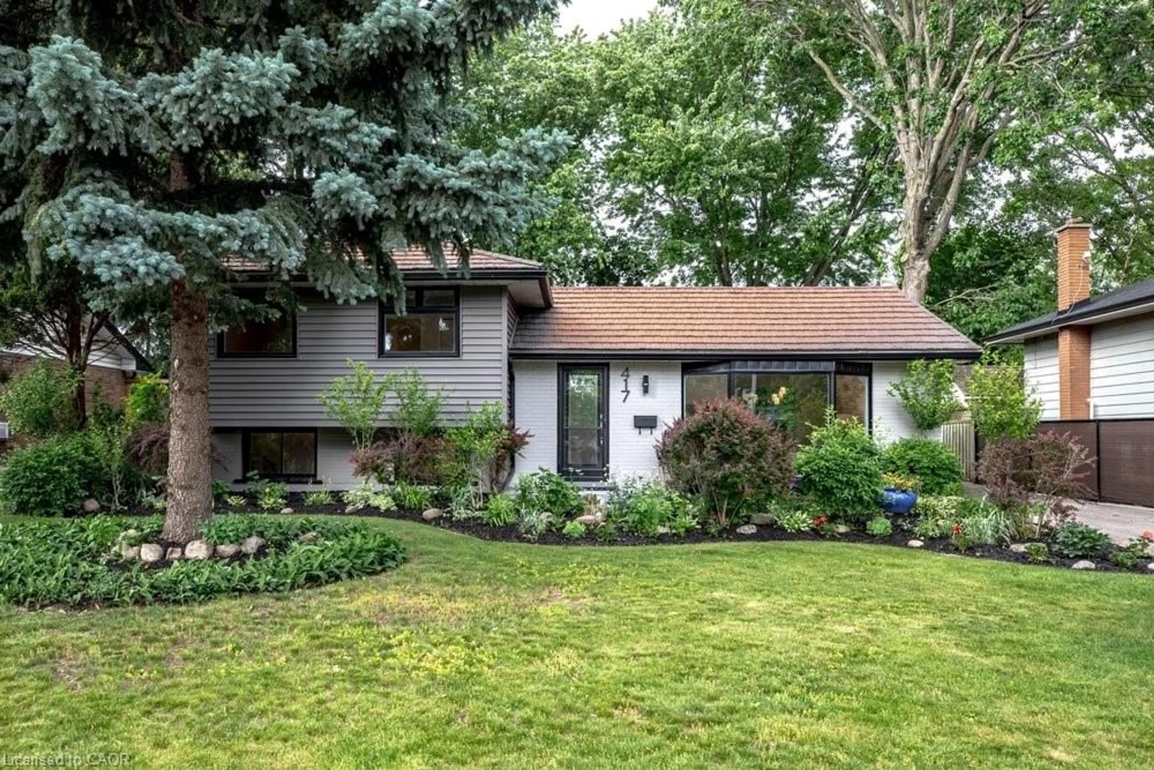 Home with vinyl exterior material, street for 417 Meadowhill Rd, Burlington Ontario L7L 3L5