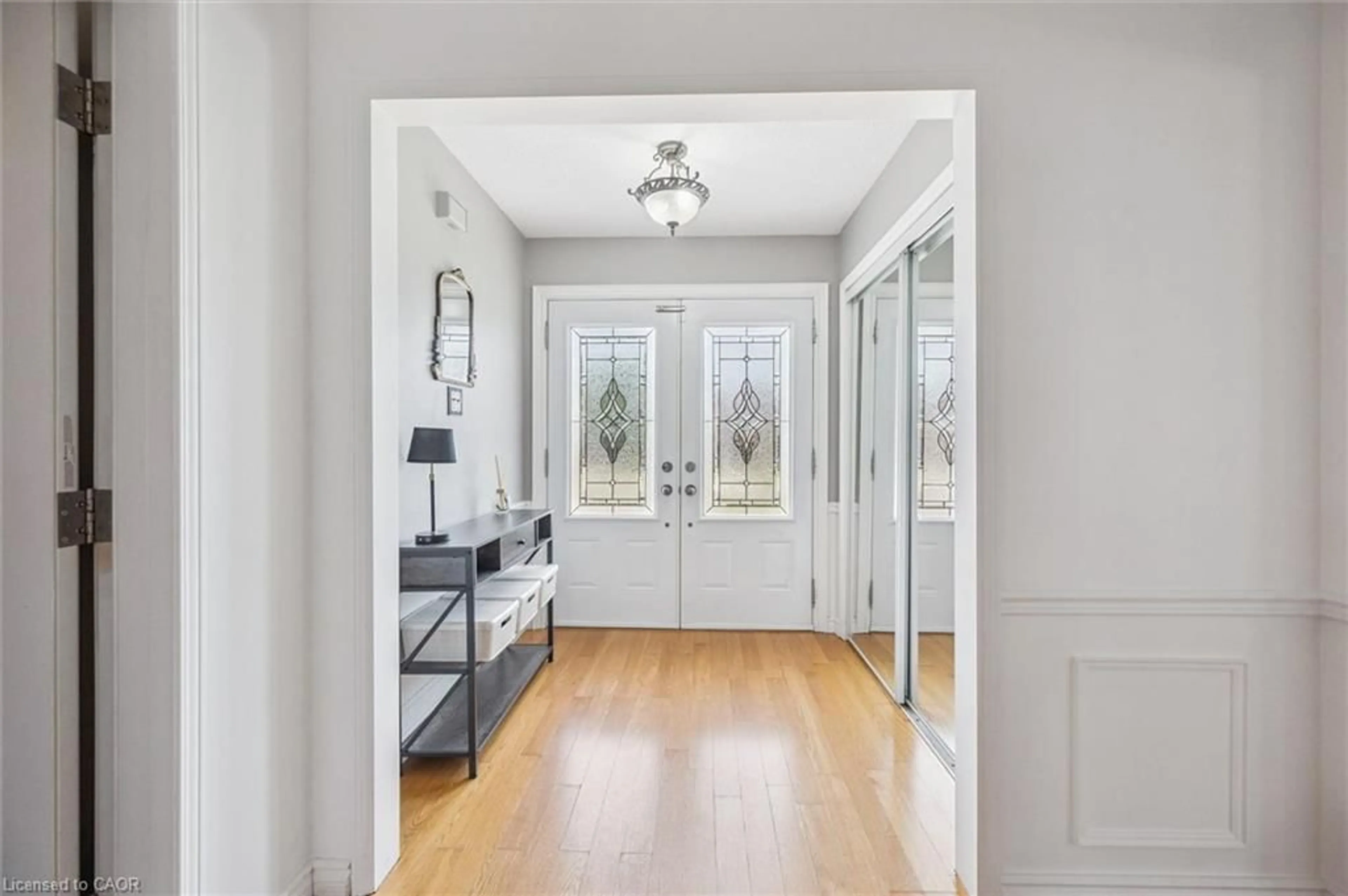 Indoor entryway for 662 Burnett Ave, Cambridge Ontario N1T 1P1