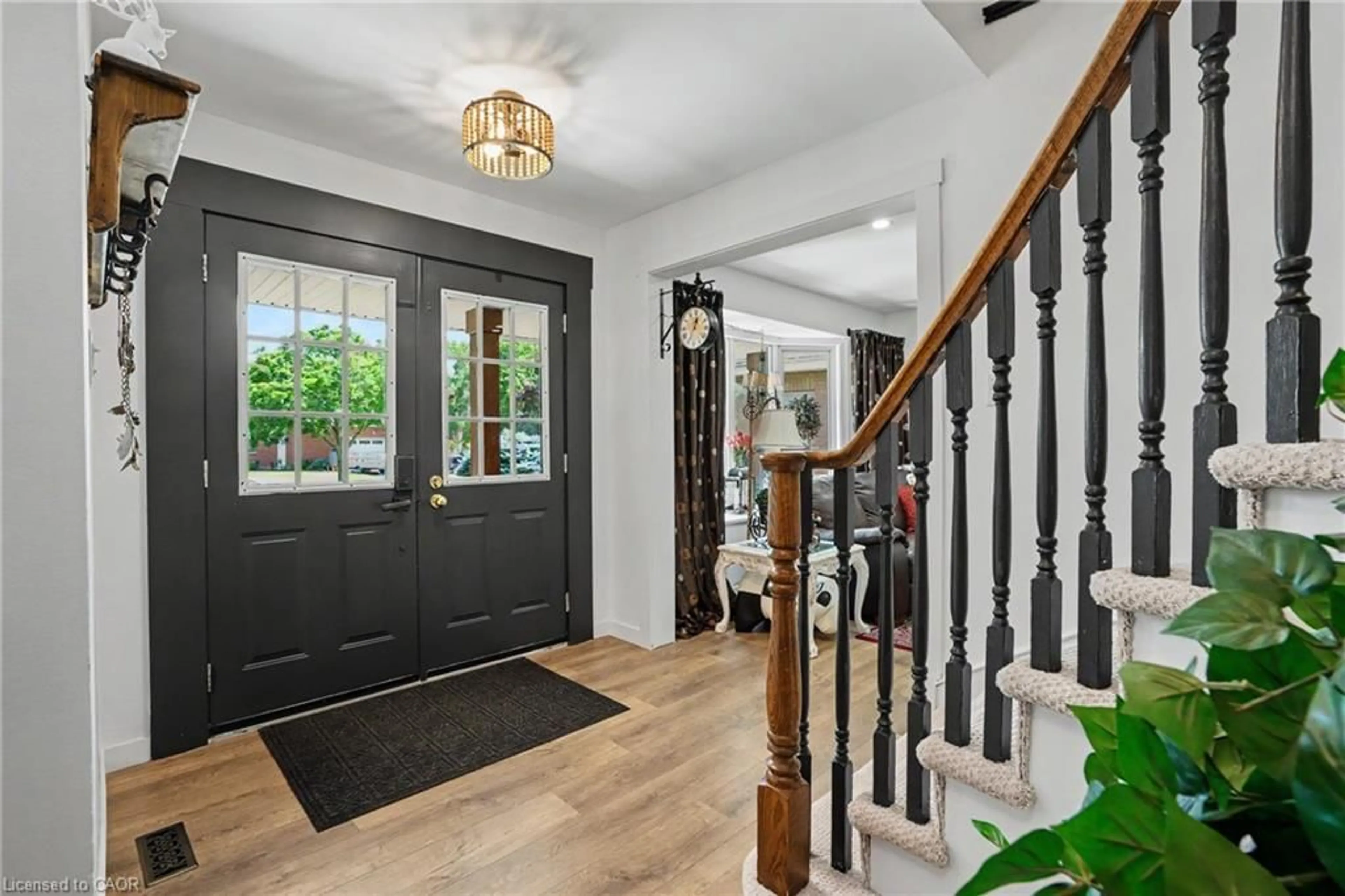 Indoor entryway for 4566 Cedarbrook Lane, Beamsville Ontario L0R 1B5