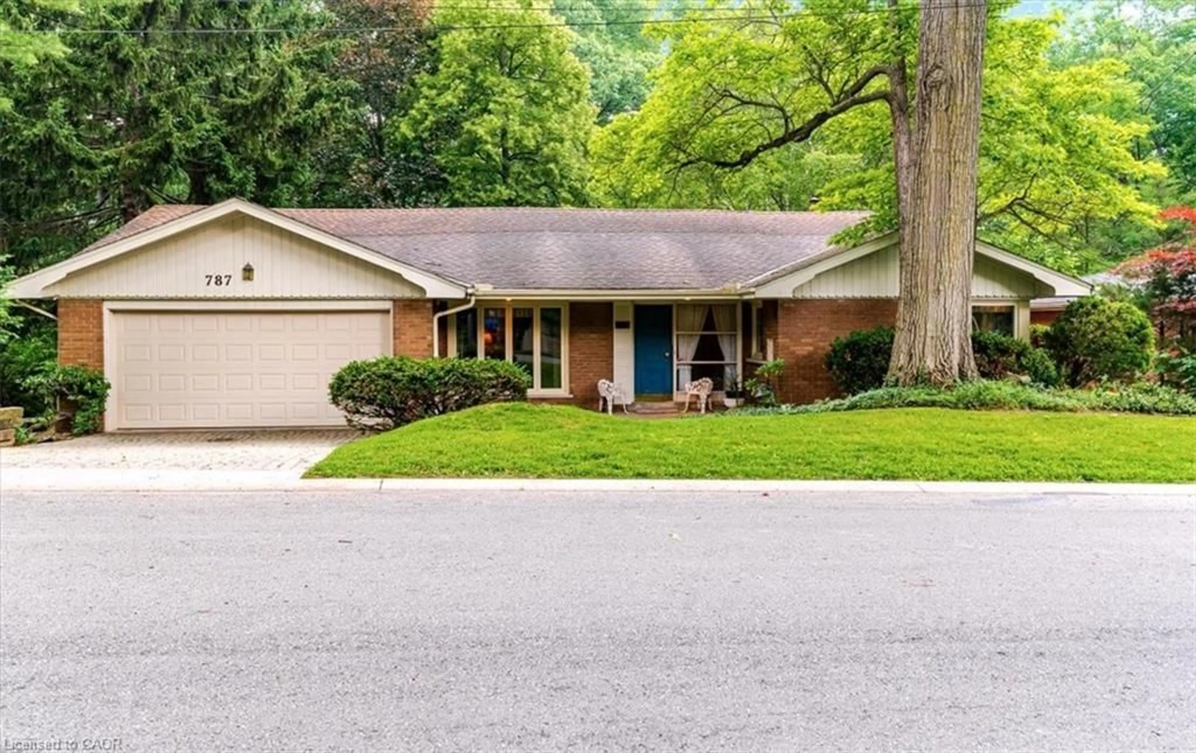 Home with brick exterior material, street for 787 Forest Glen Ave, Burlington Ontario L7T 2L1