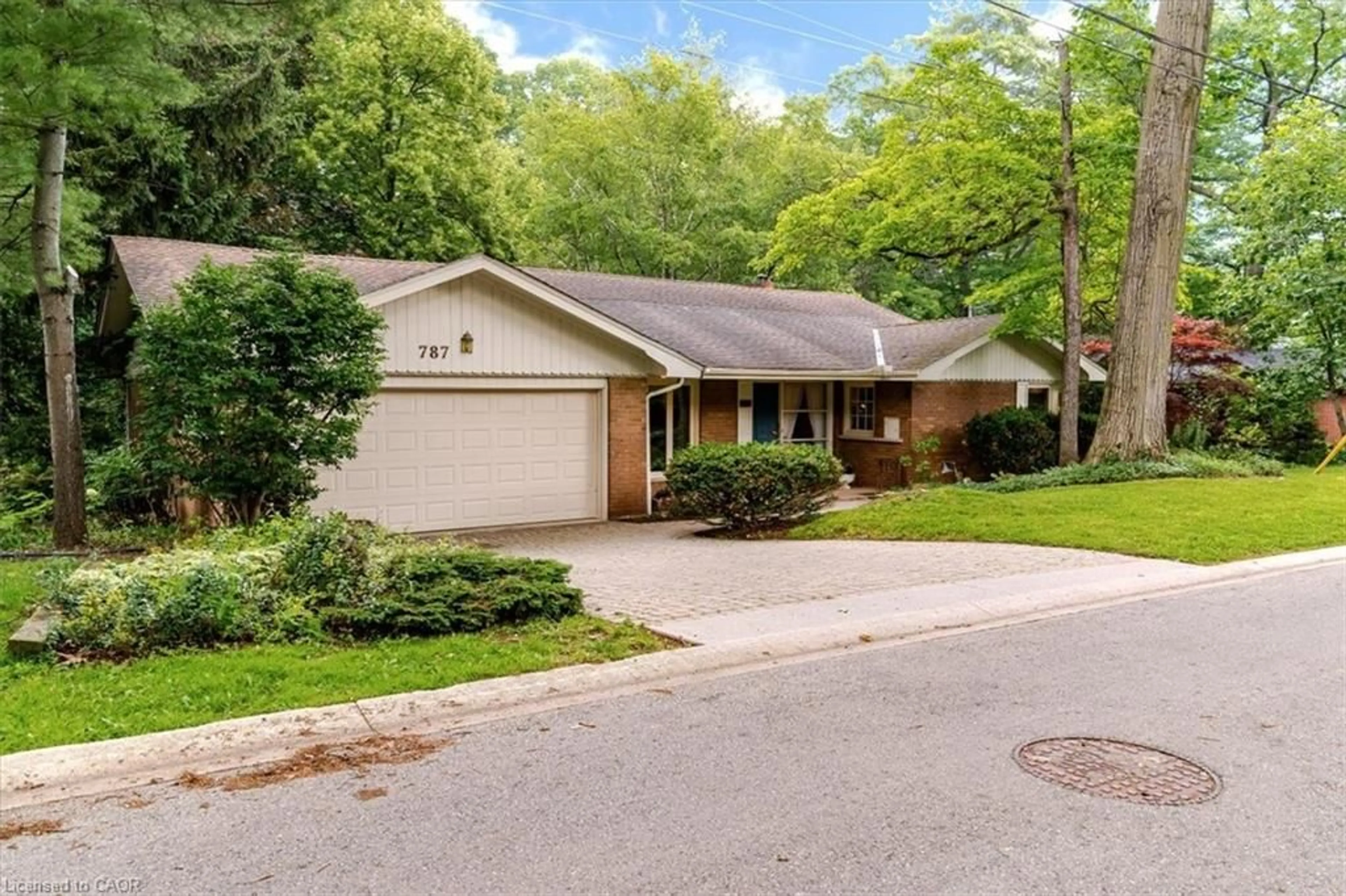 Home with brick exterior material, street for 787 Forest Glen Ave, Burlington Ontario L7T 2L1