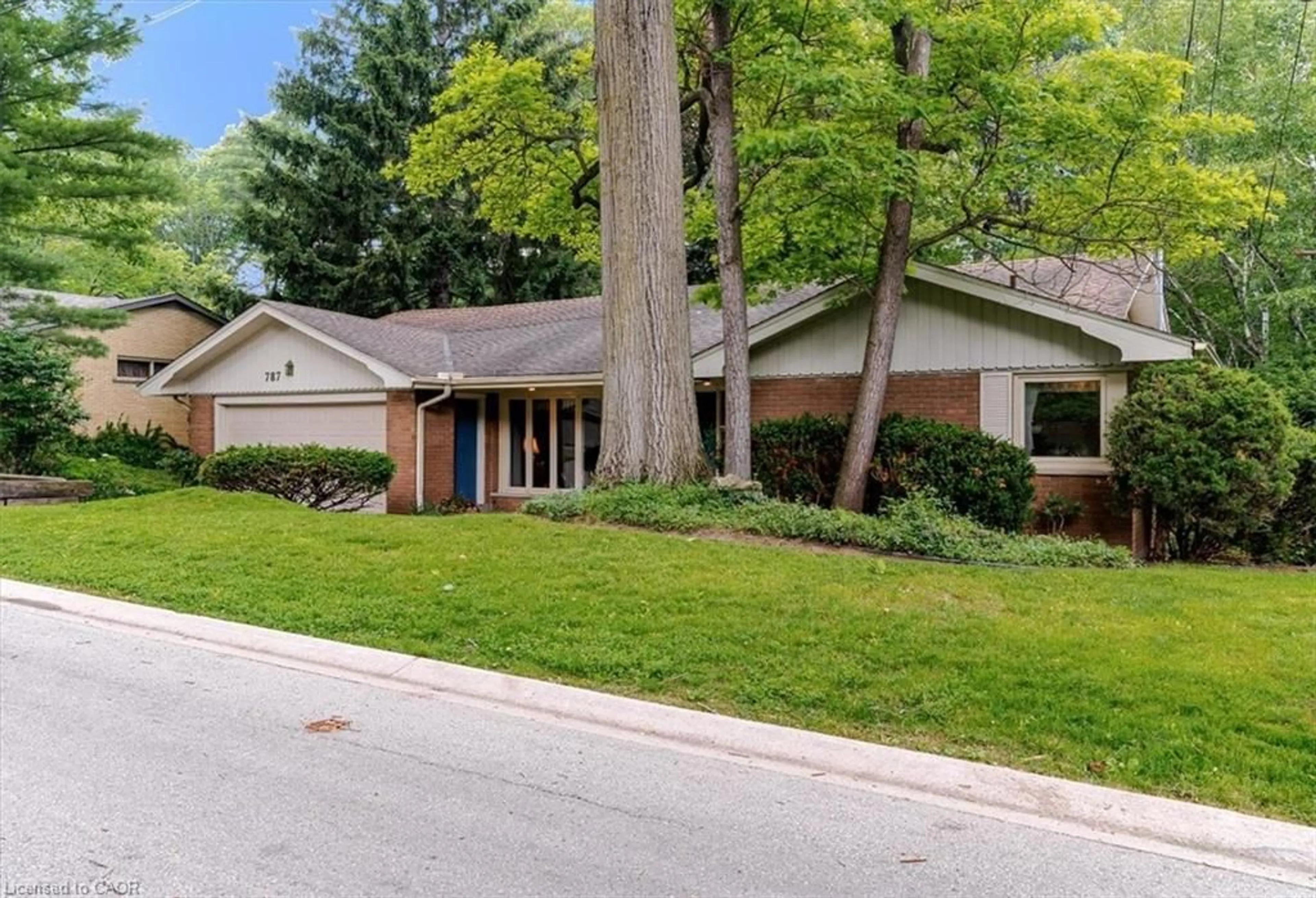 Home with brick exterior material, street for 787 Forest Glen Ave, Burlington Ontario L7T 2L1