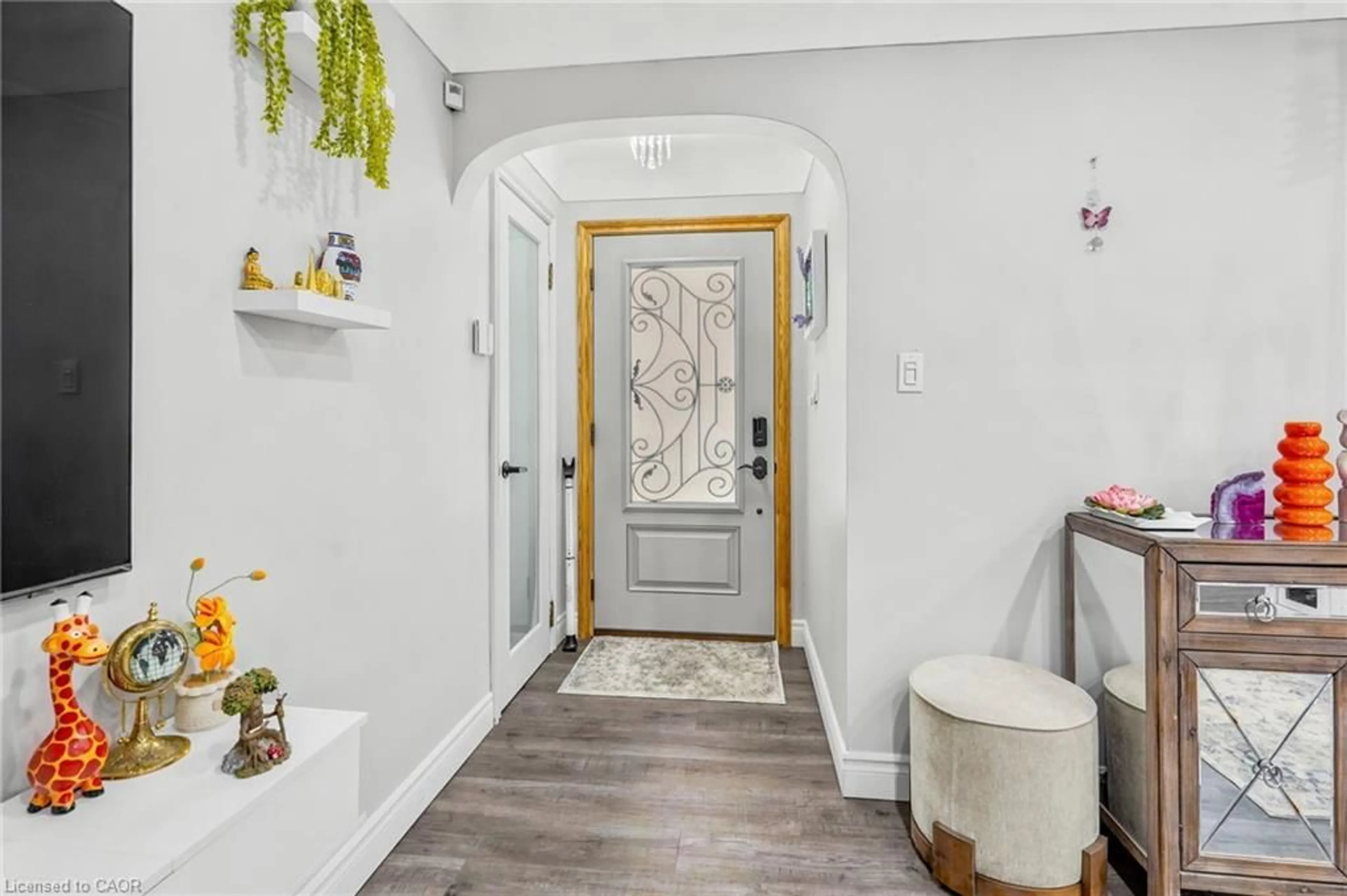 Indoor entryway for 6902 Dell Ave, Niagara Falls Ontario L2G 4V8