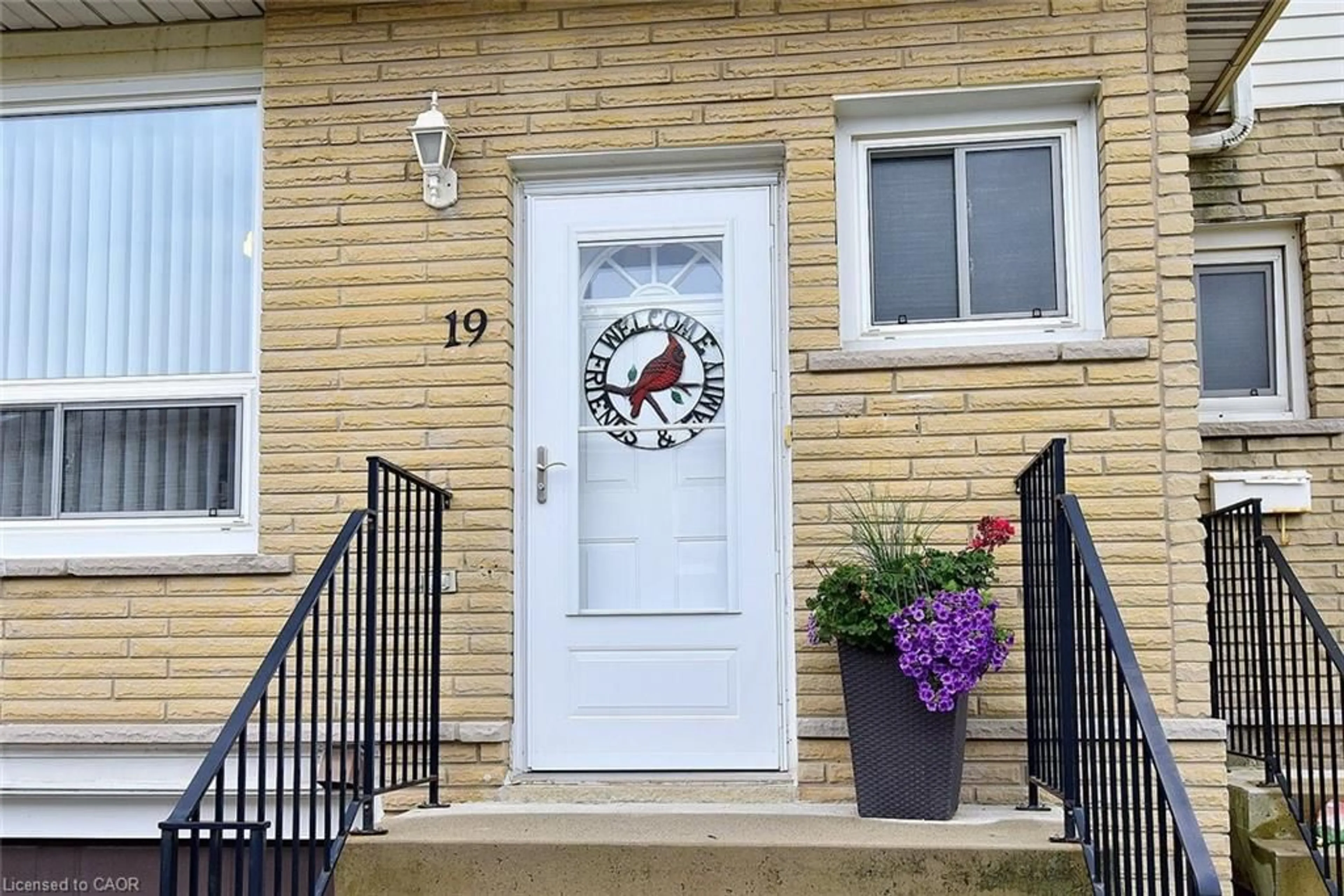 Indoor entryway for 1338 Upper Gage Ave #19, Hamilton Ontario L8W 1N2