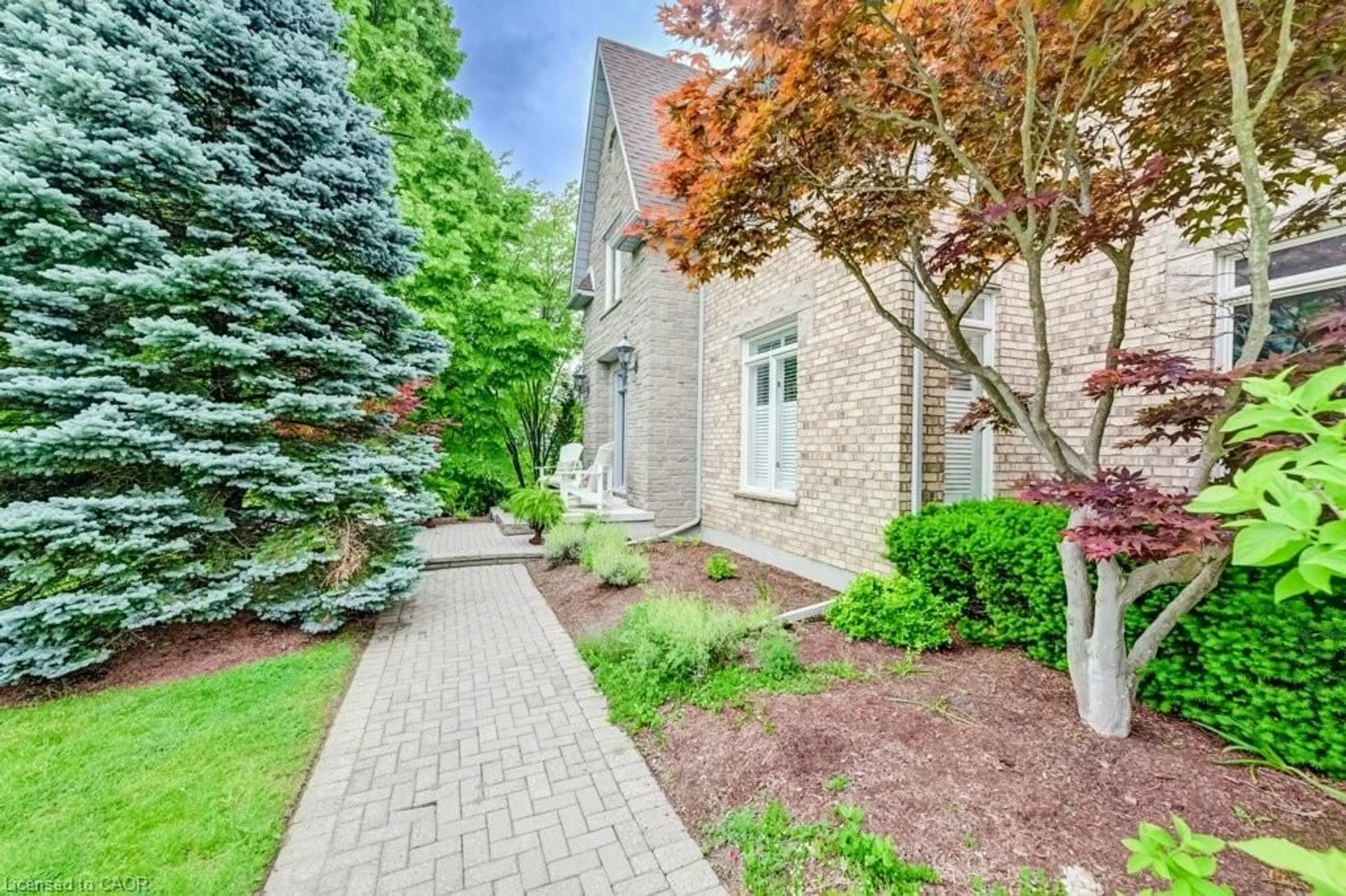 Patio, street for 336 Bushwood Crt, Waterloo Ontario N2T 2E7