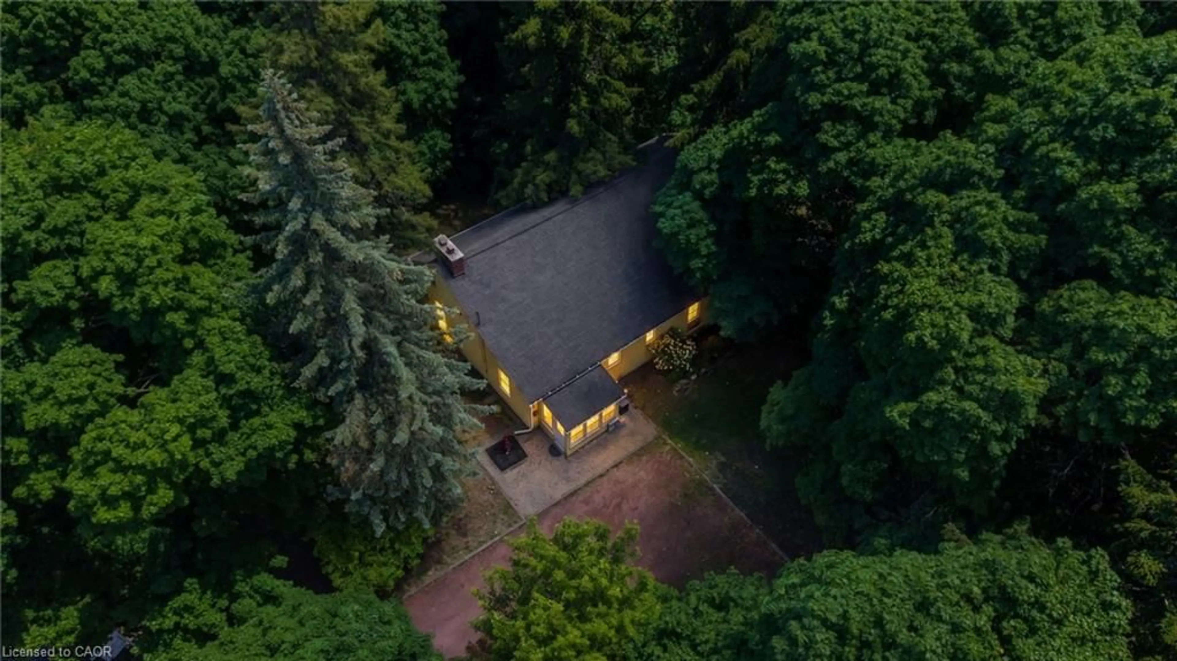 A pic from outside/outdoor area/front of a property/back of a property/a pic from drone, forest/trees view for 41 Mill St, Mississauga Ontario L5M 1Y3