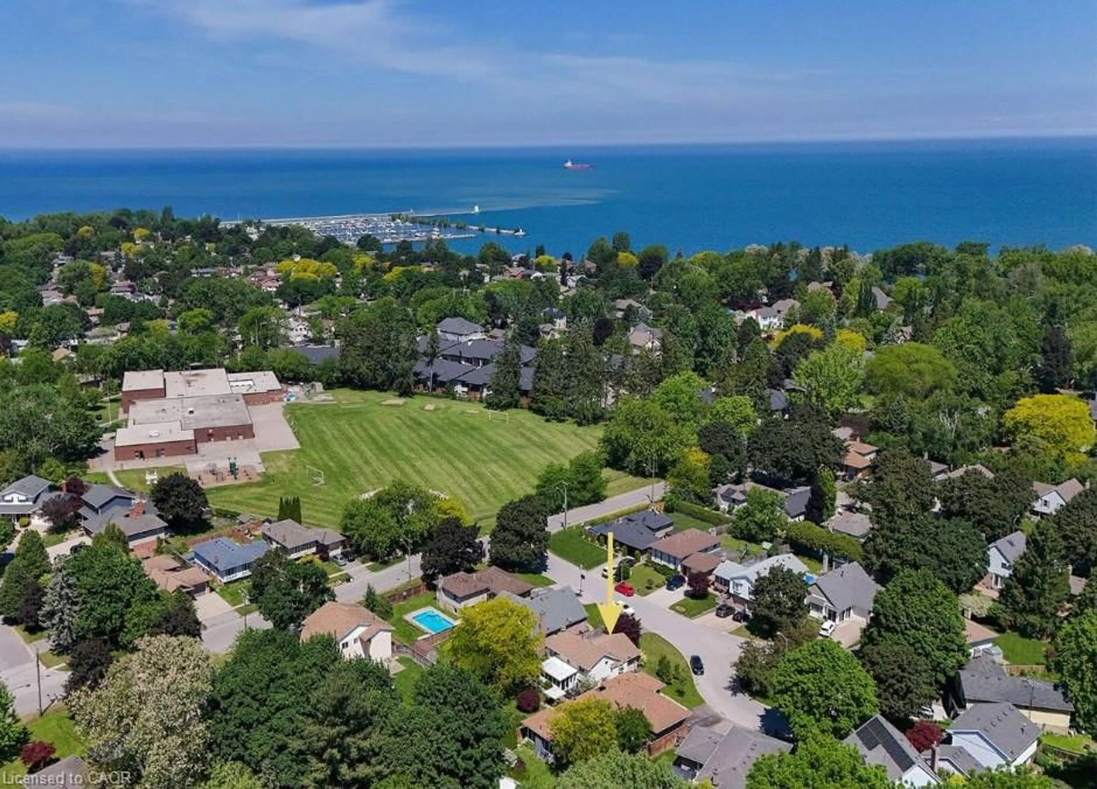 A pic from outside/outdoor area/front of a property/back of a property/a pic from drone, water/lake/river/ocean view for 6 Barbara Pl, St. Catharines Ontario L2N 6H8