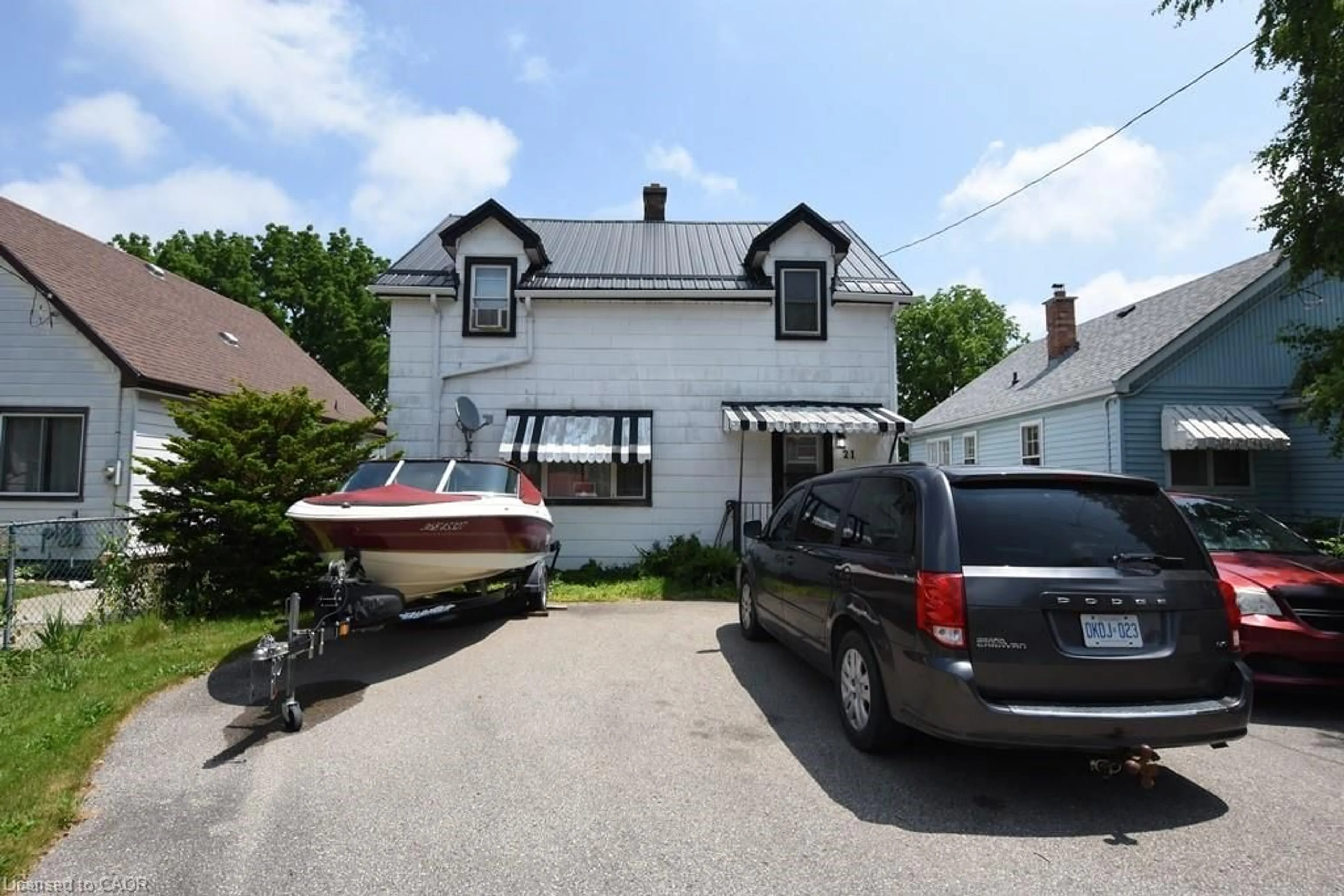 A pic from outside/outdoor area/front of a property/back of a property/a pic from drone, street for 21 Nelson St, Simcoe Ontario N3Y 3E4