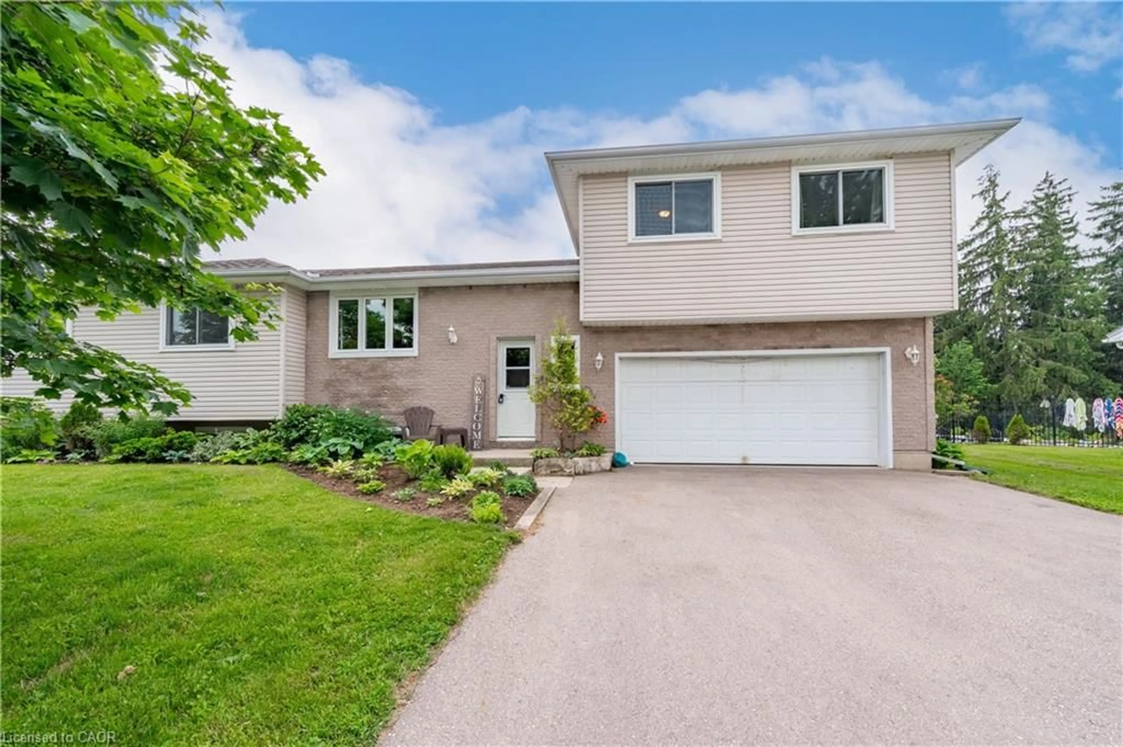 Home with vinyl exterior material, street for 2069 Wendell Crt, Wellesley Ontario N0B 2T0