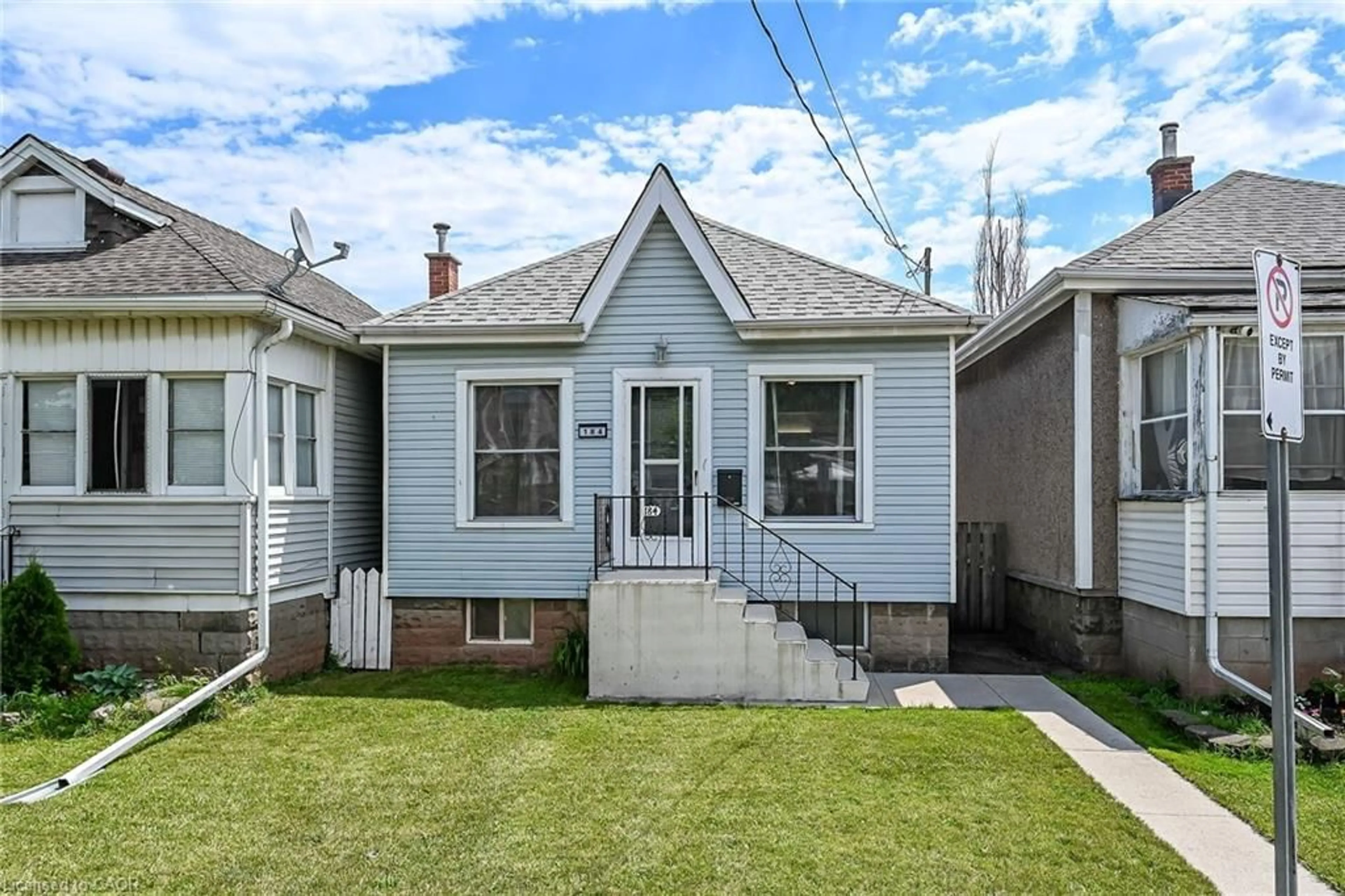 Home with vinyl exterior material, street for 184 London St, Hamilton Ontario L8H 4C2