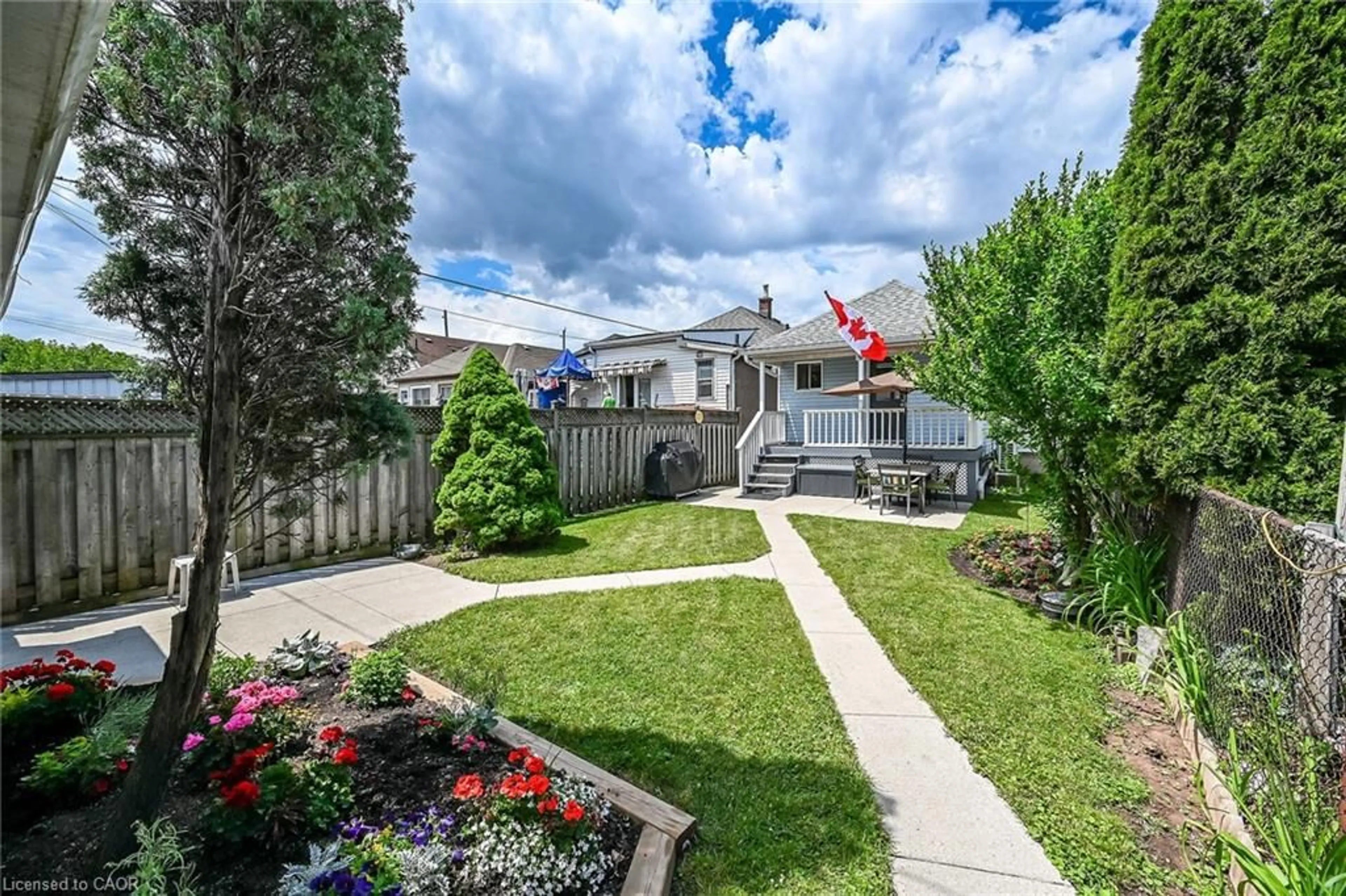 Patio, street for 184 London St, Hamilton Ontario L8H 4C2