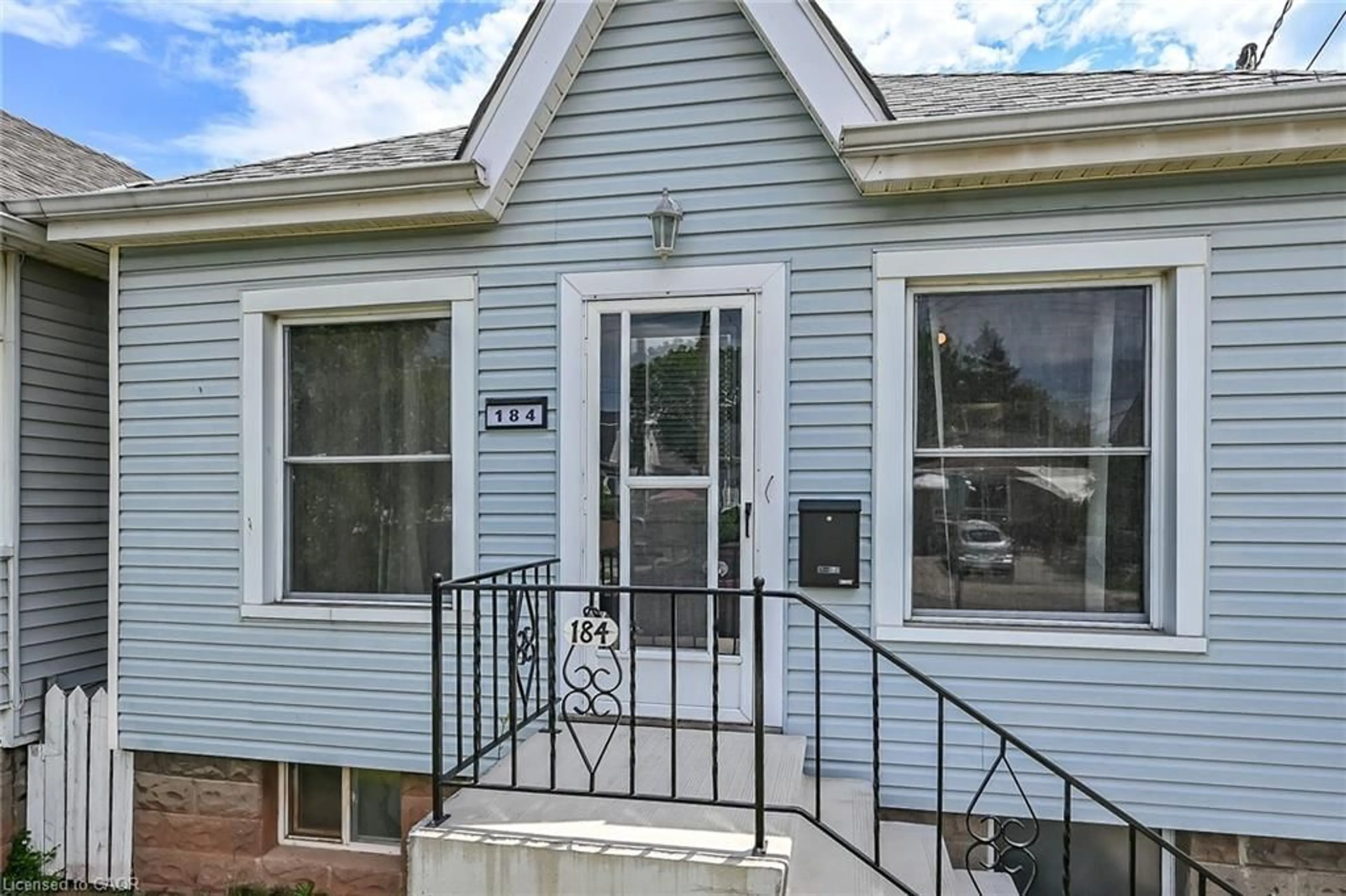 Home with vinyl exterior material, street for 184 London St, Hamilton Ontario L8H 4C2