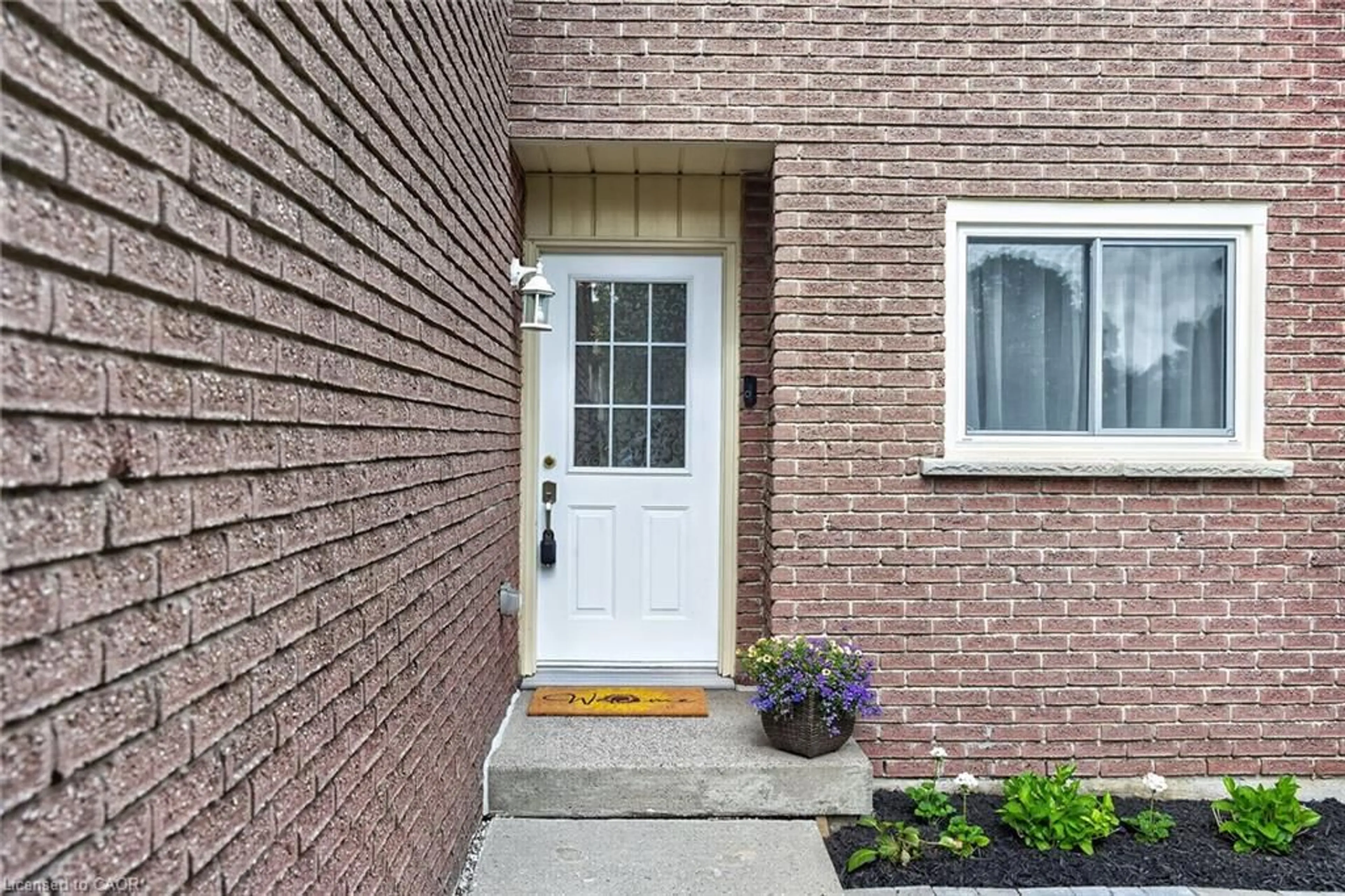Indoor entryway for 175 Queen Victoria Dr #94, Hamilton Ontario L8W 1W6