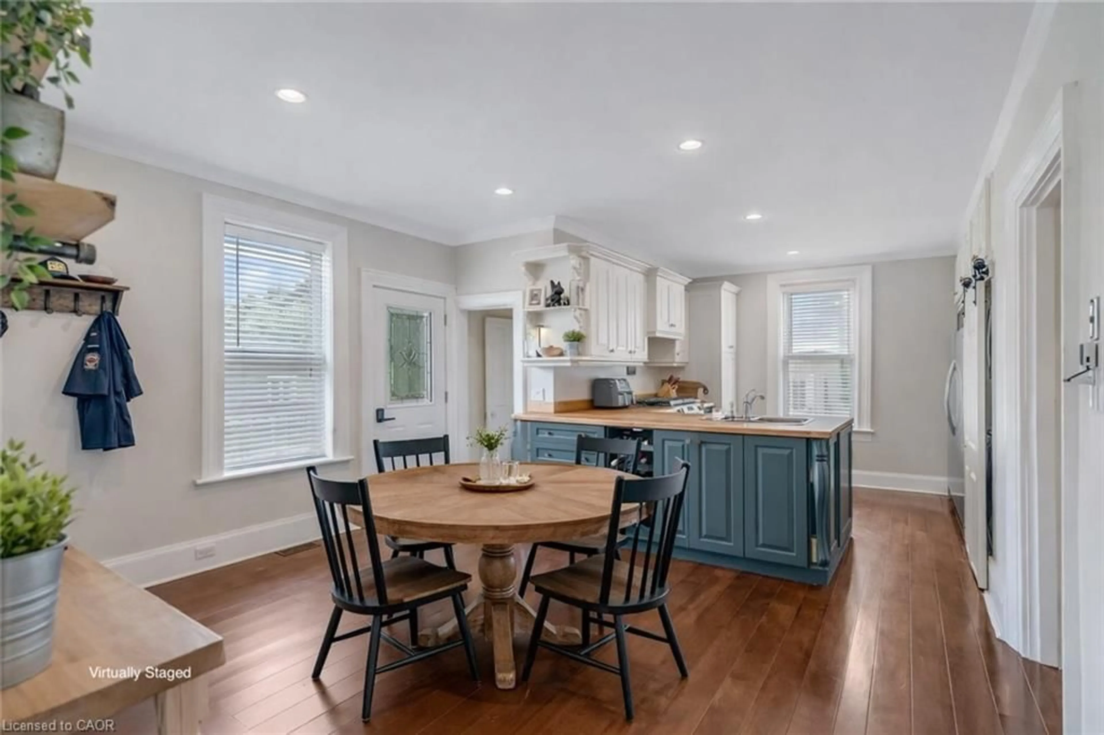 Open concept kitchen, wood/laminate floor for 303 Canborough St, Smithville Ontario L0R 2A0