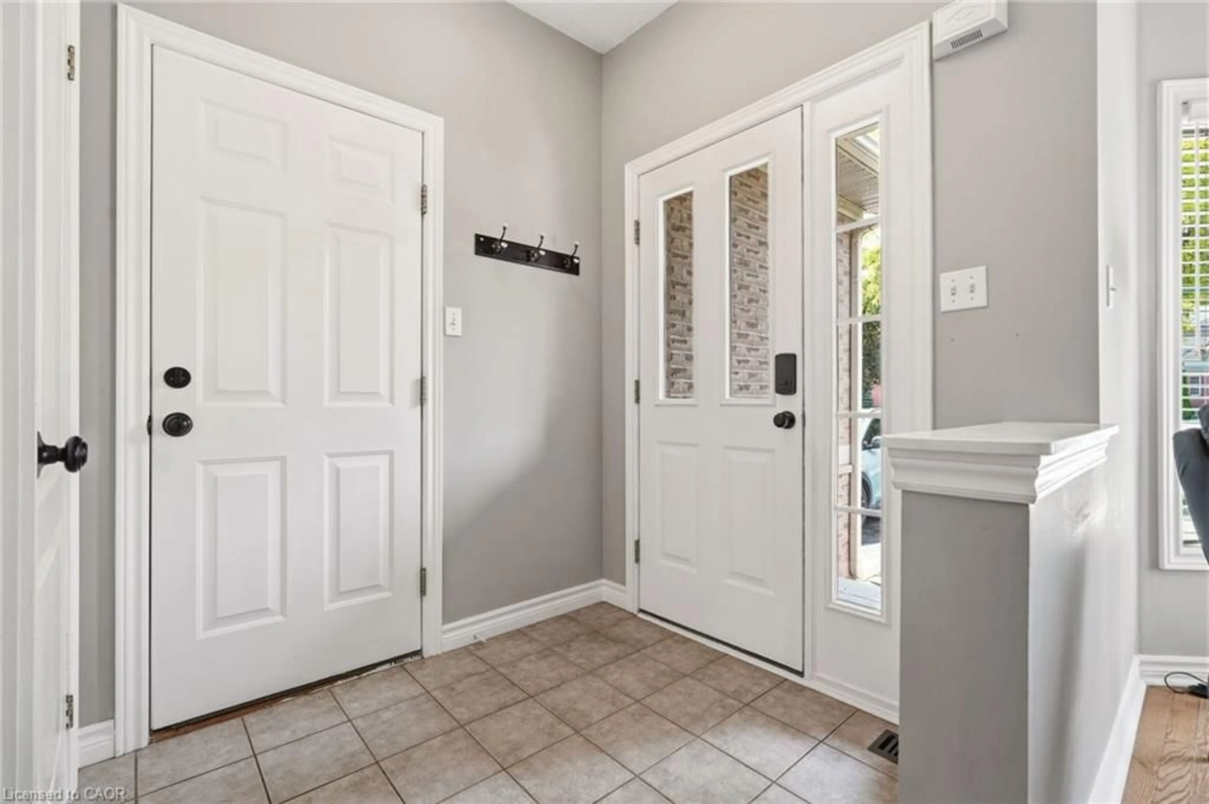 Indoor entryway for 78 Sumac Crt, Grimsby Ontario L3M 5M6