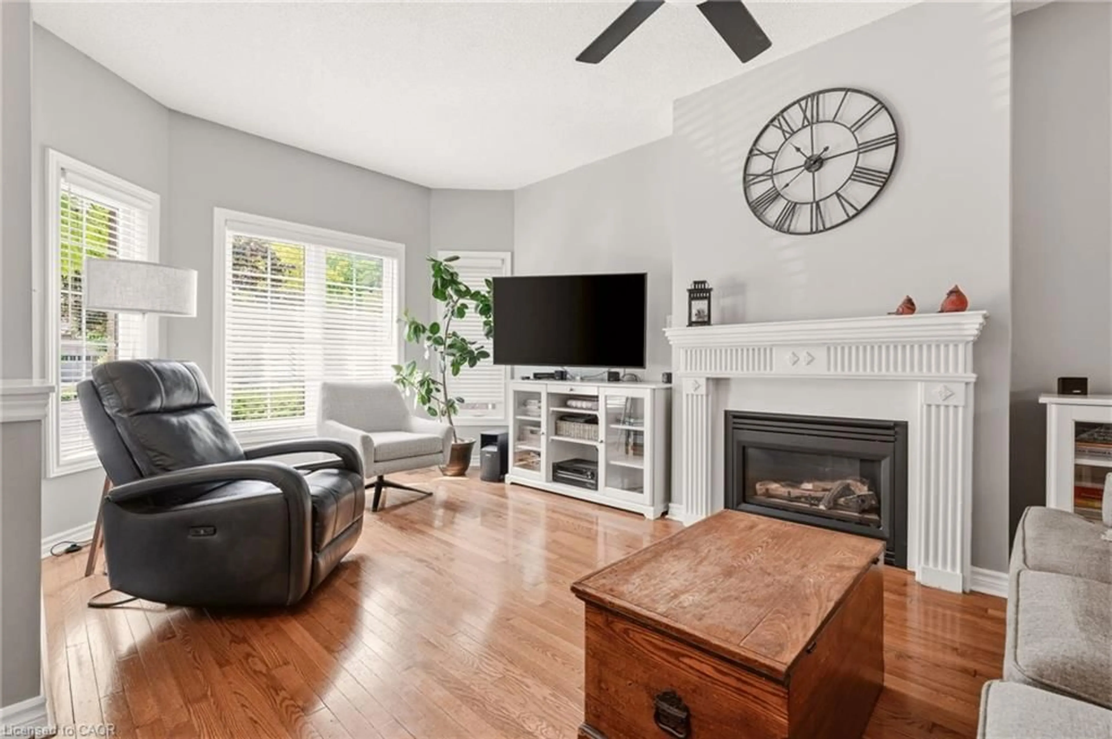 Living room with furniture, unknown for 78 Sumac Crt, Grimsby Ontario L3M 5M6