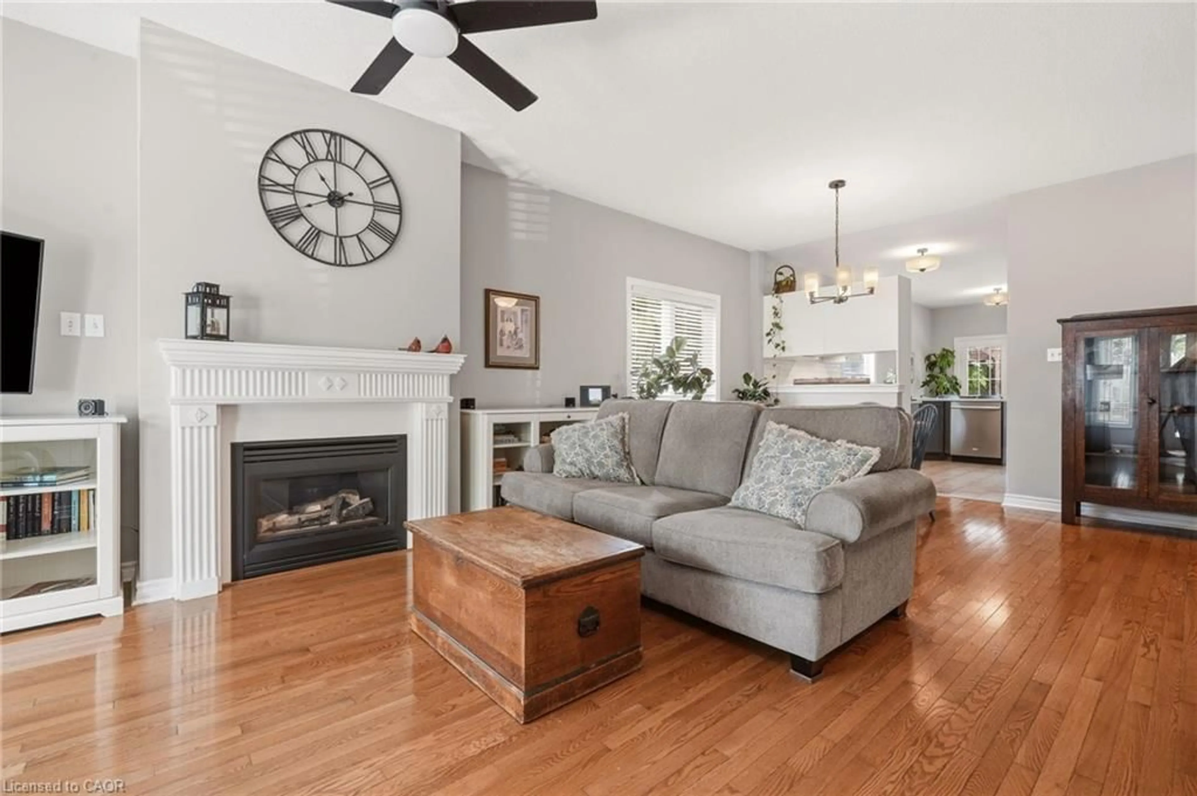 Living room with furniture, wood/laminate floor for 78 Sumac Crt, Grimsby Ontario L3M 5M6