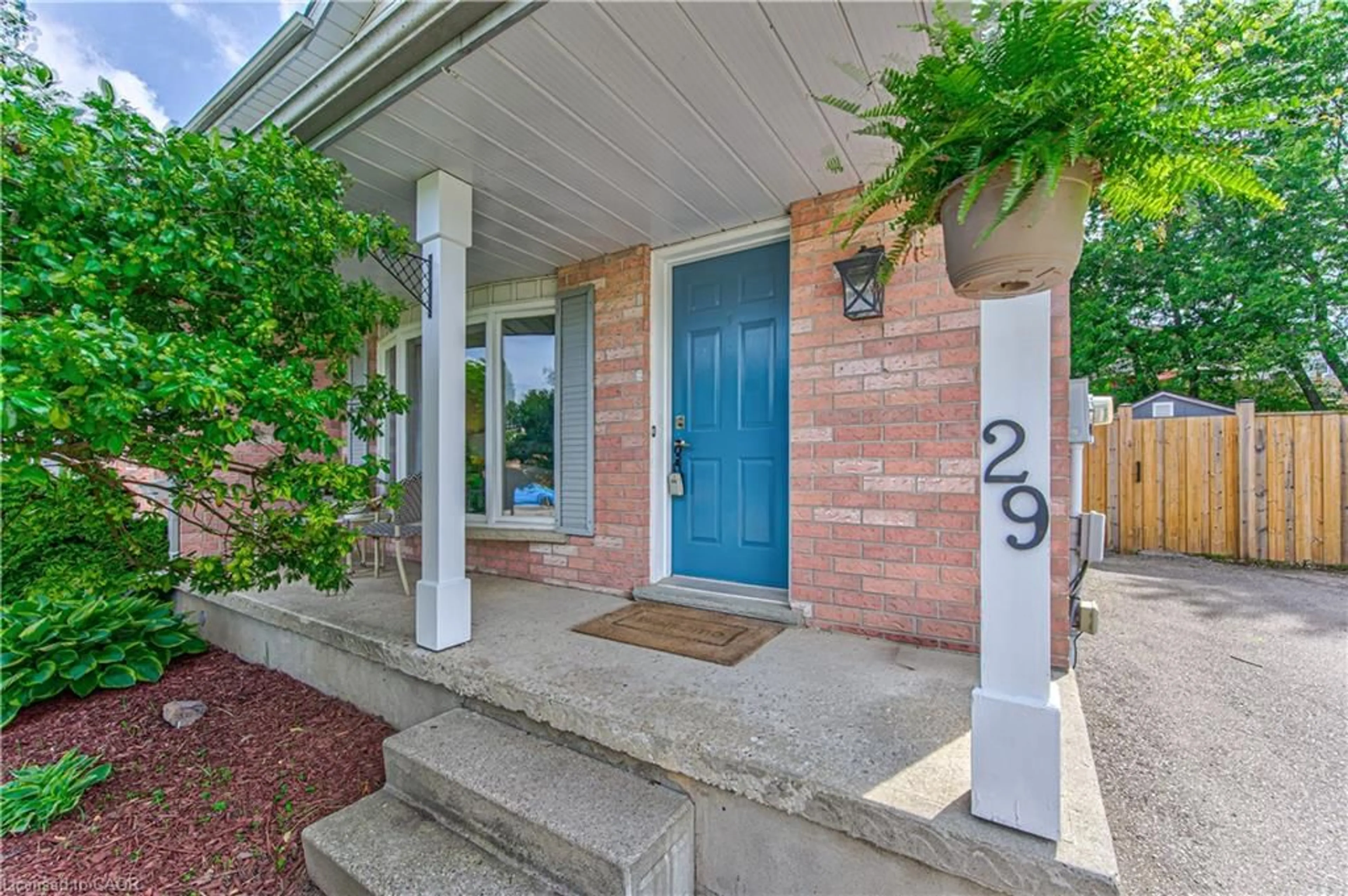 Indoor entryway for 29 Benesfort Dr, Kitchener Ontario N2N 3B4