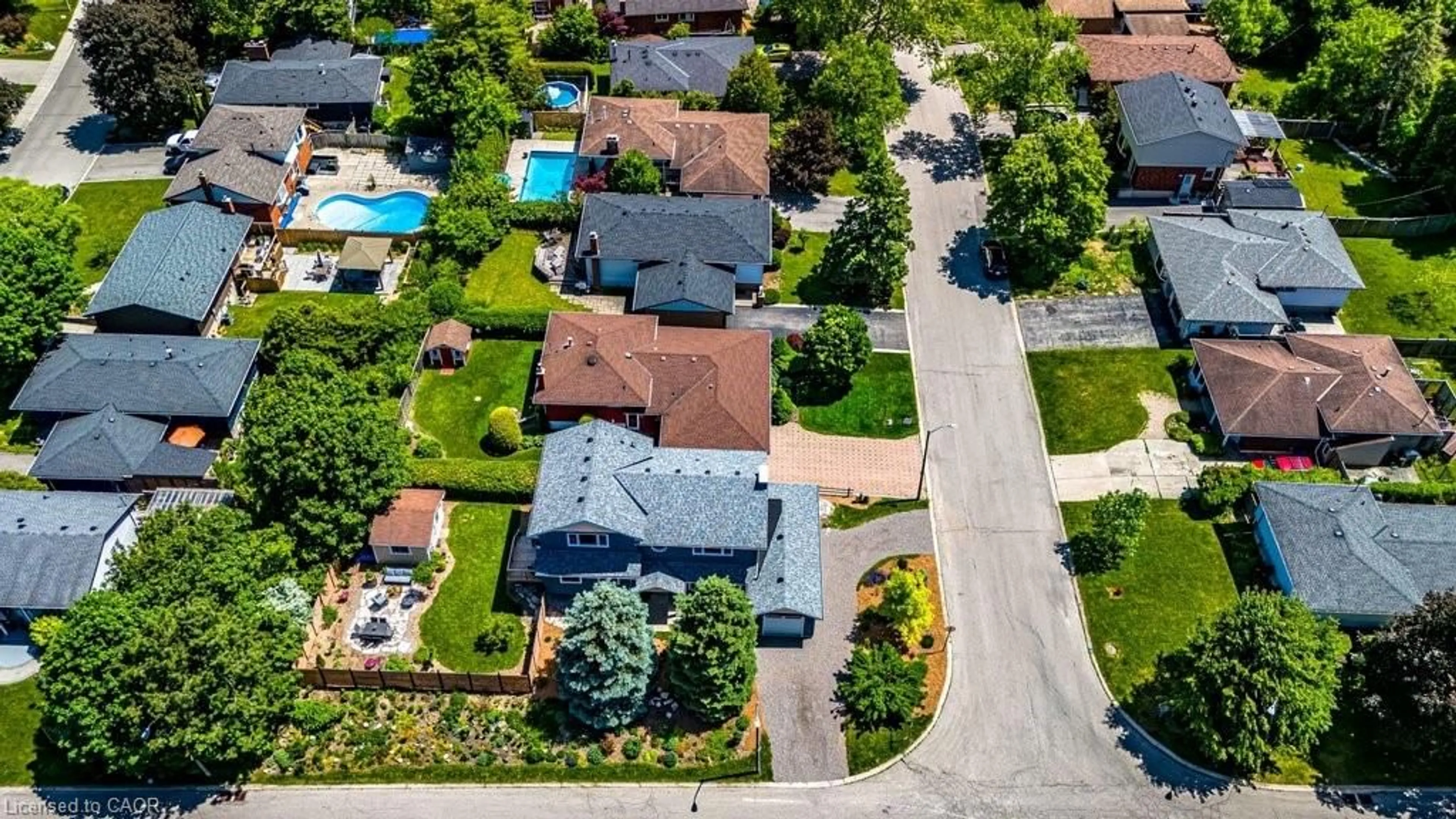 A pic from outside/outdoor area/front of a property/back of a property/a pic from drone, street for 6 Skyline Dr, Dundas Ontario L9H 3S2