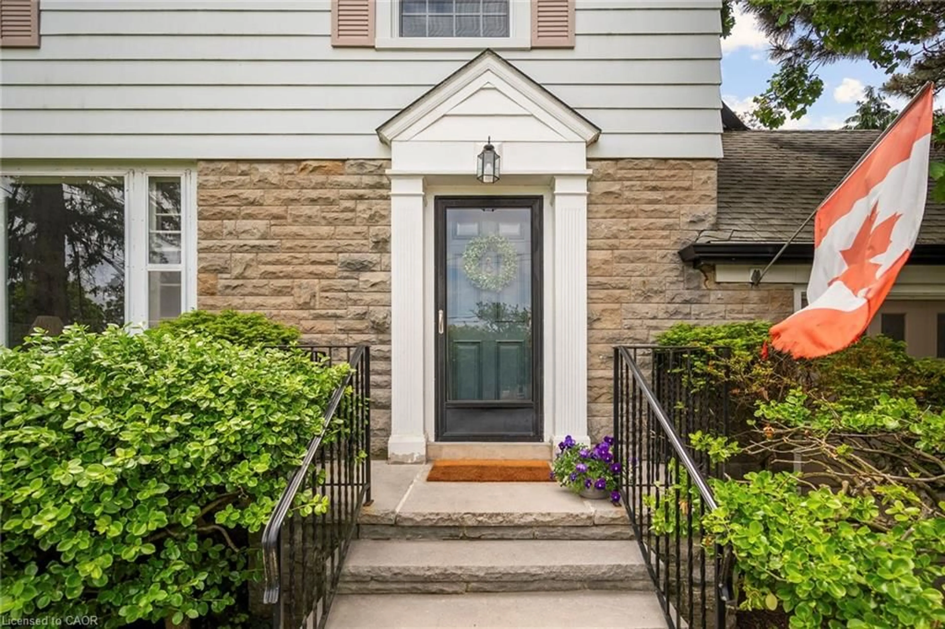 Indoor entryway for 5170 King St, Beamsville Ontario L3J 0H5