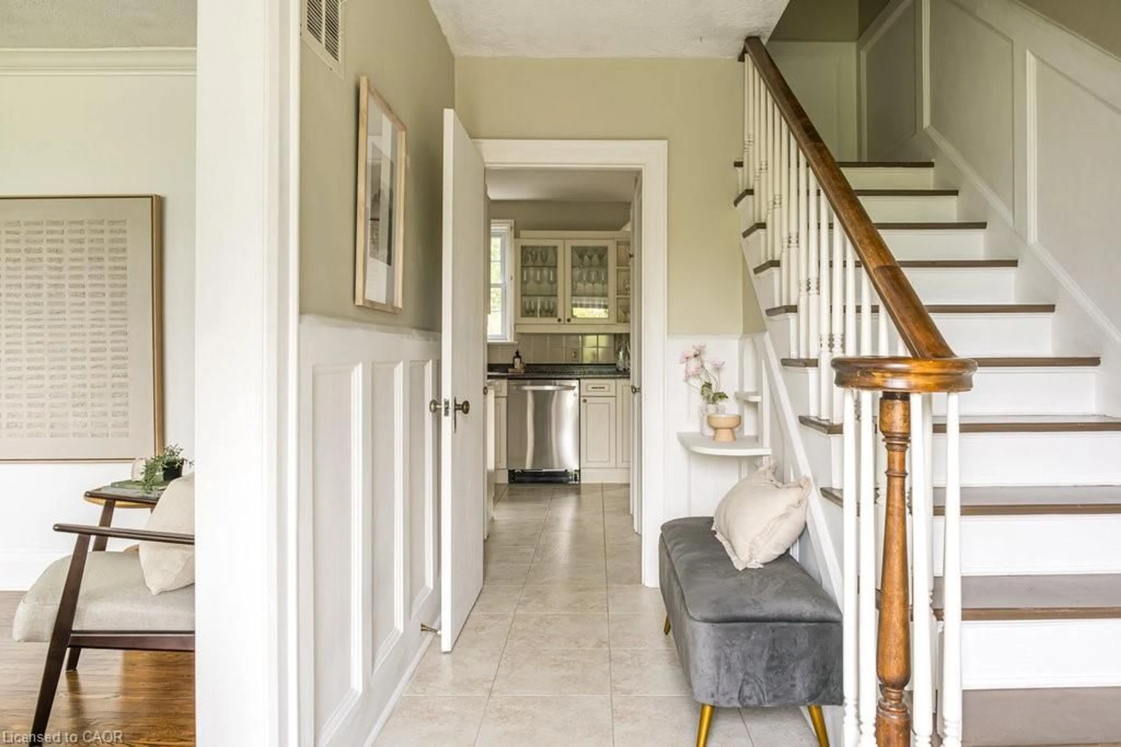 Indoor entryway for 5170 King St, Beamsville Ontario L3J 0H5