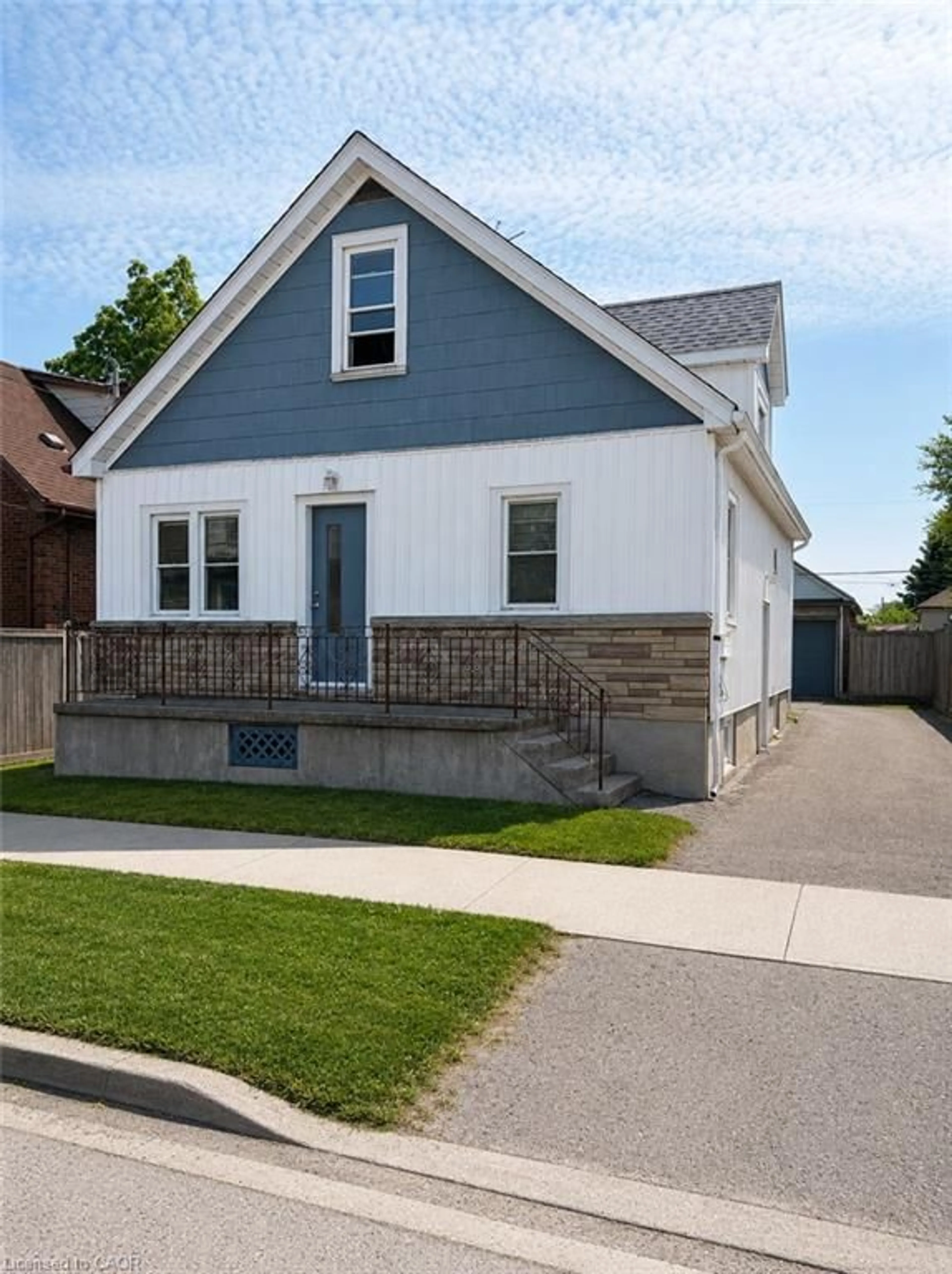 Home with vinyl exterior material, street for 36 Brighton Ave, St. Catharines Ontario L2M 5S7
