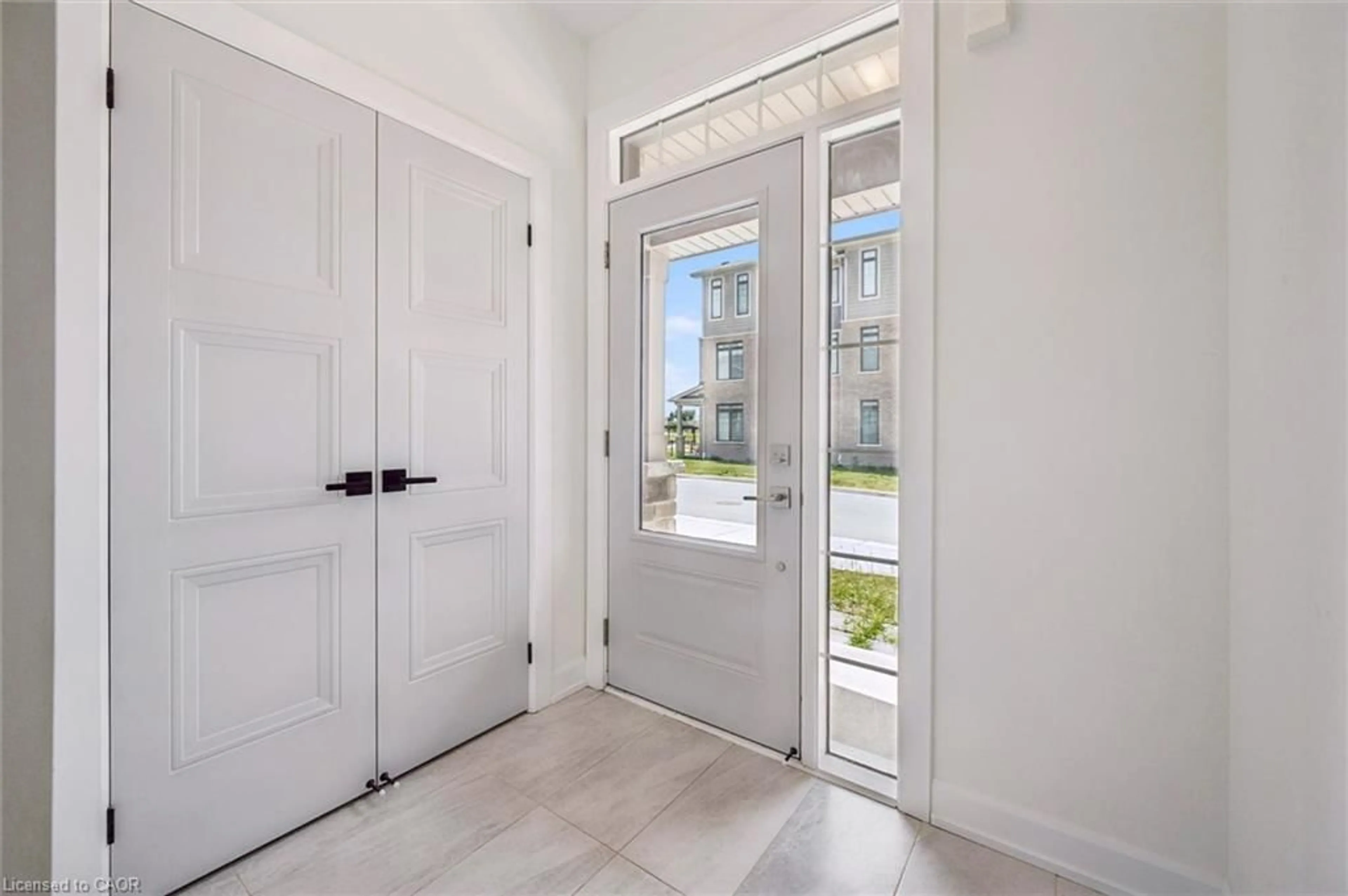 Indoor entryway for 100 Hollywood Crt #57, Cambridge Ontario N1R 0C5