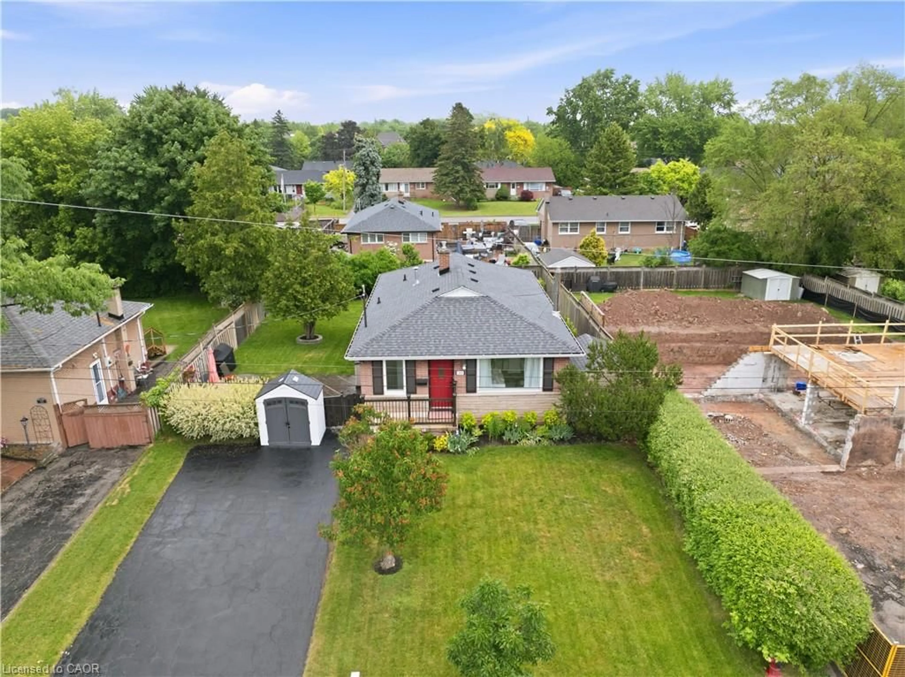 A pic from outside/outdoor area/front of a property/back of a property/a pic from drone, street for 189 Foxbar Rd, Burlington Ontario L7L 3A1