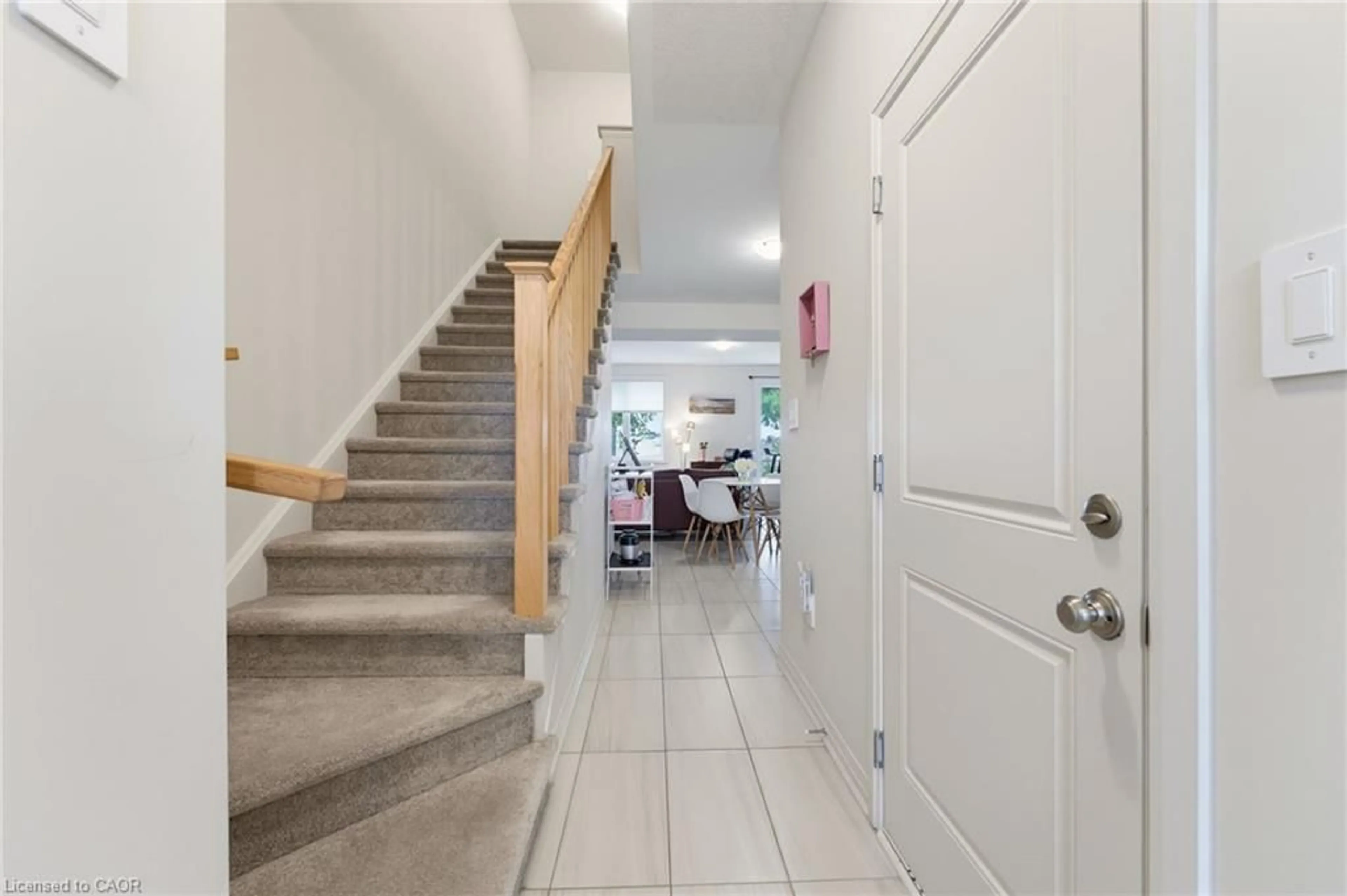 Indoor foyer for 160 Middleton St, Thamesford Ontario N0M 2M0