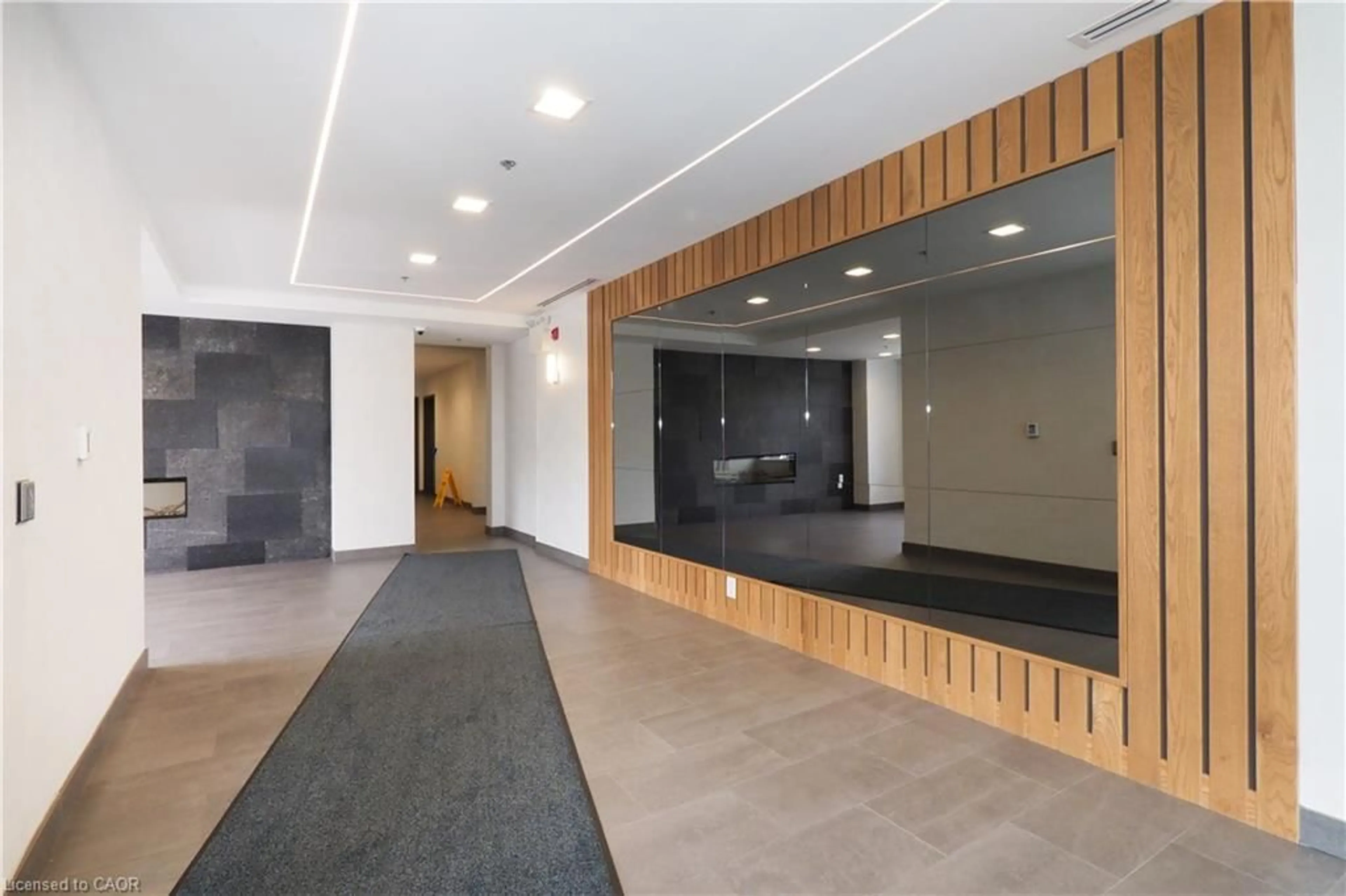 Indoor foyer for 243 Northfield Dr #408, Waterloo Ontario N2K 0H2