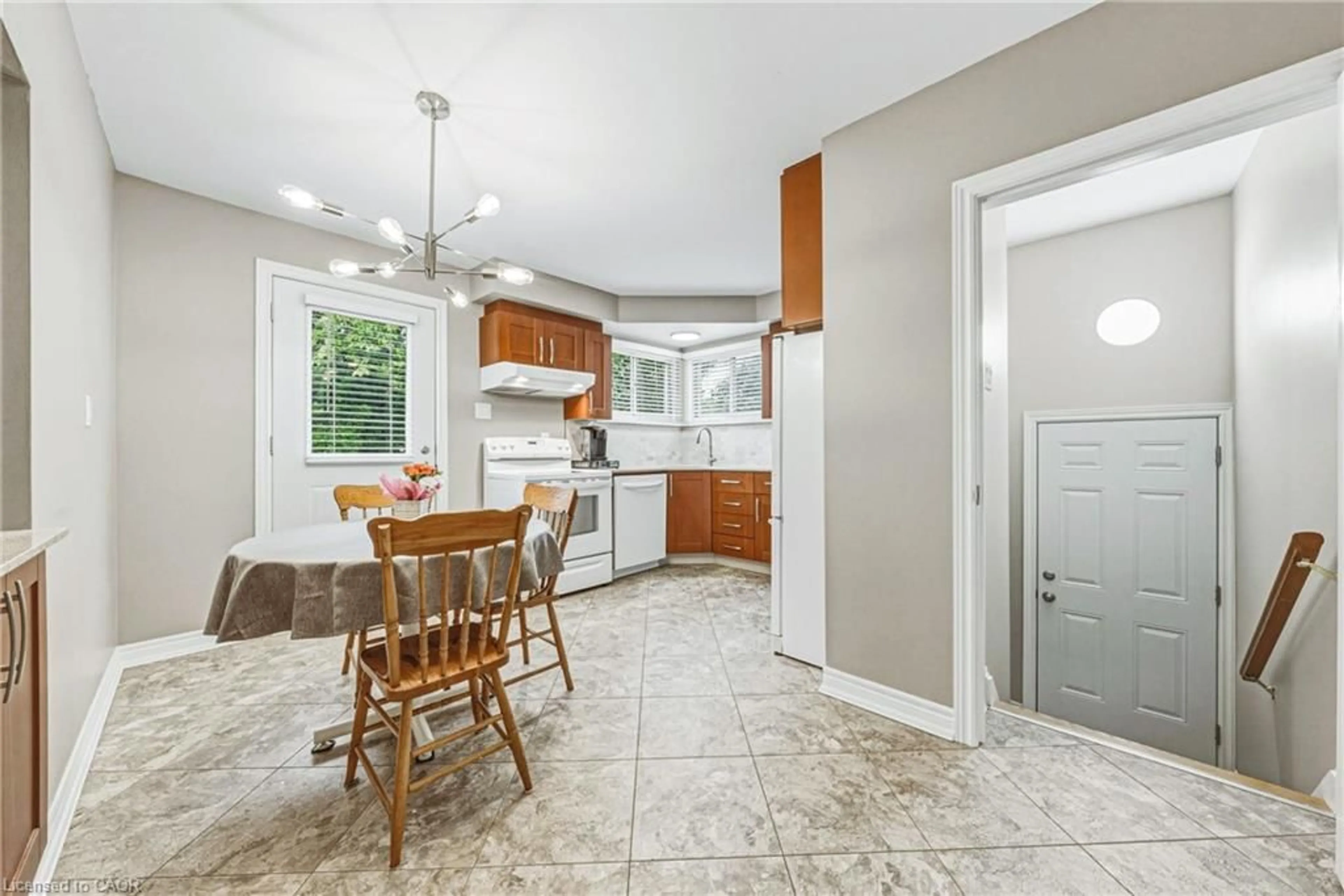 Open concept kitchen, ceramic/tile floor for 1208 Homewood Dr, Burlington Ontario L7P 2M4