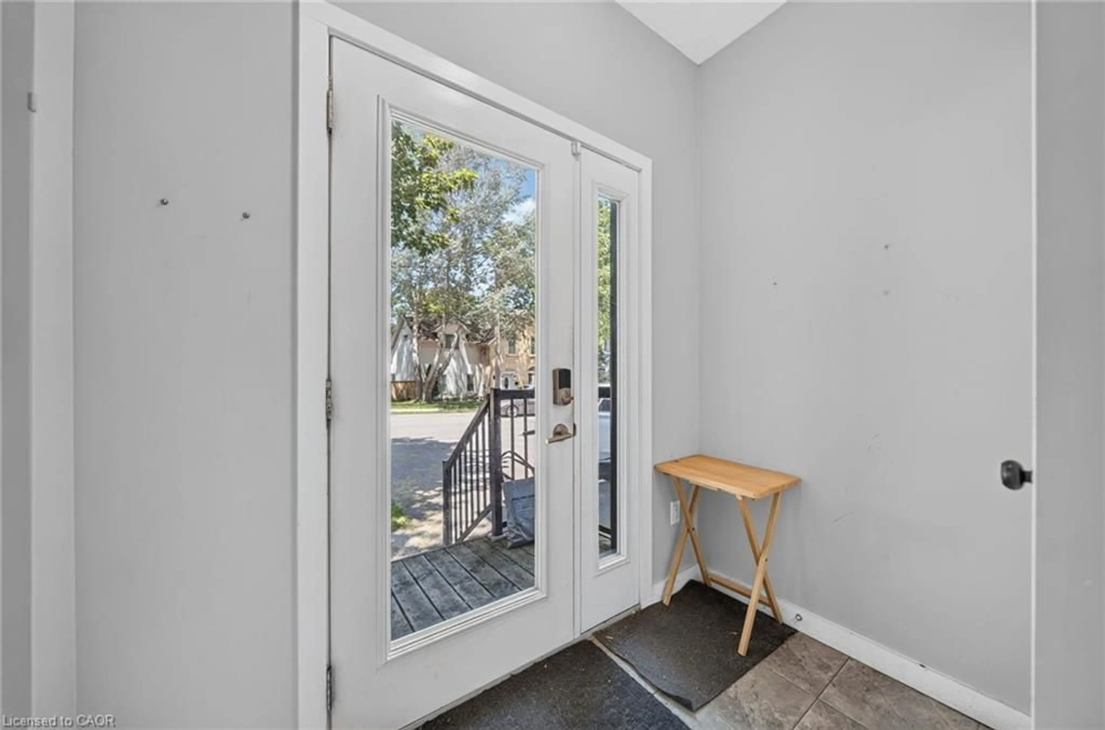Indoor entryway for 519 Duke St, Kitchener Ontario N2H 3Y7