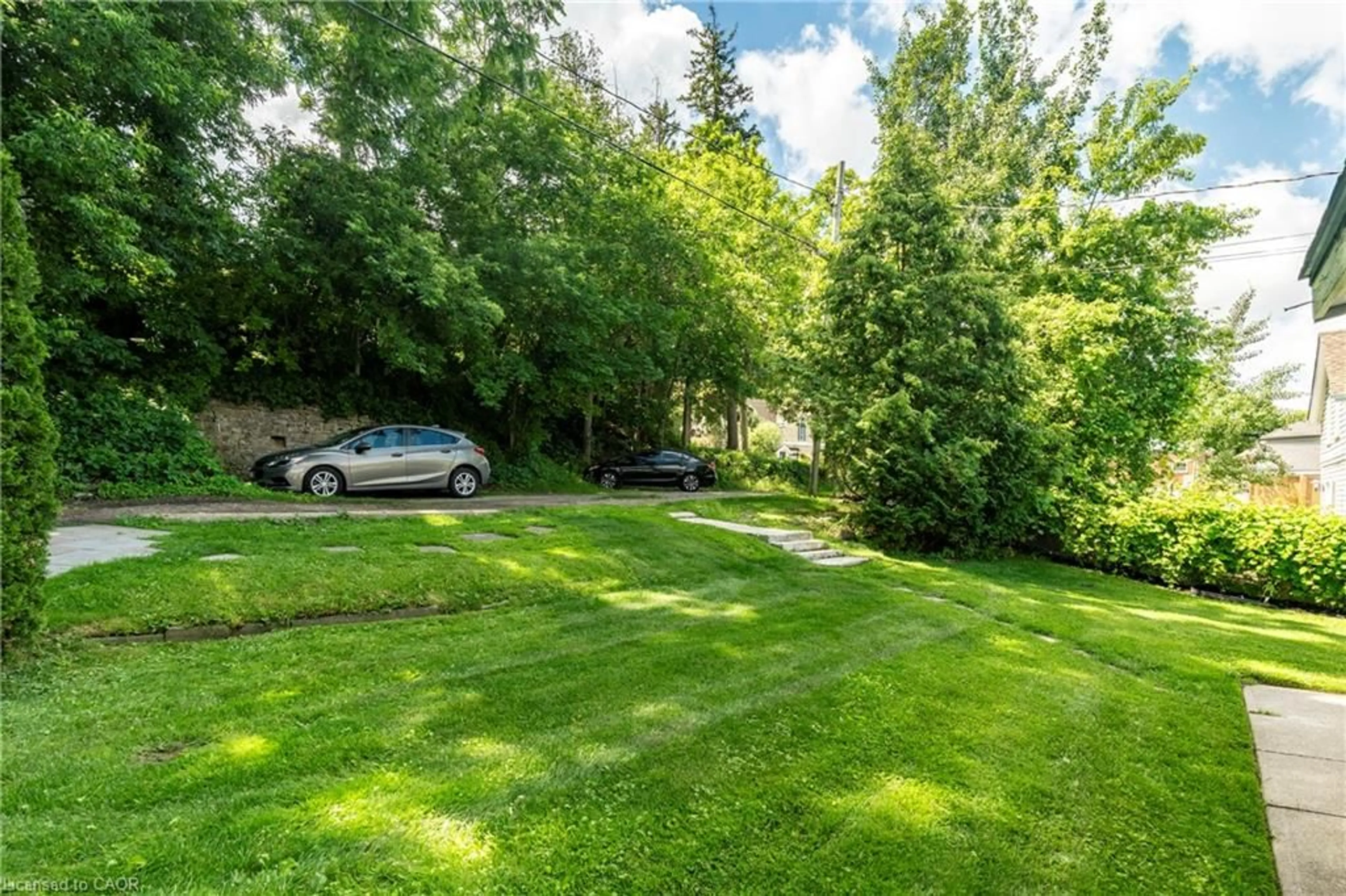 A pic from outside/outdoor area/front of a property/back of a property/a pic from drone, unknown for 66 Queen St, Cambridge Ontario N3C 1G1