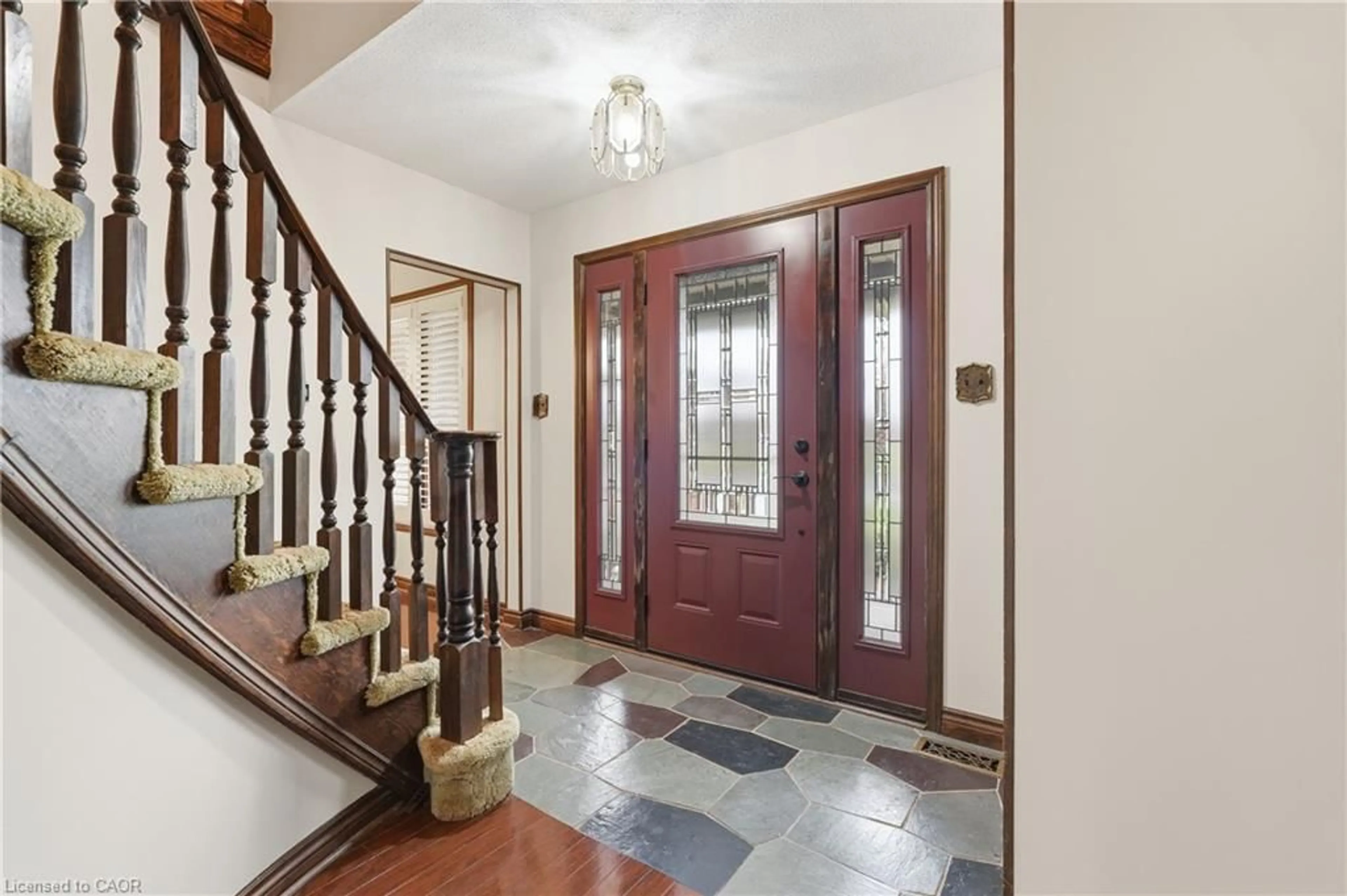 Indoor foyer for 3466 River Trail, Fort Erie Ontario L0S 1S0