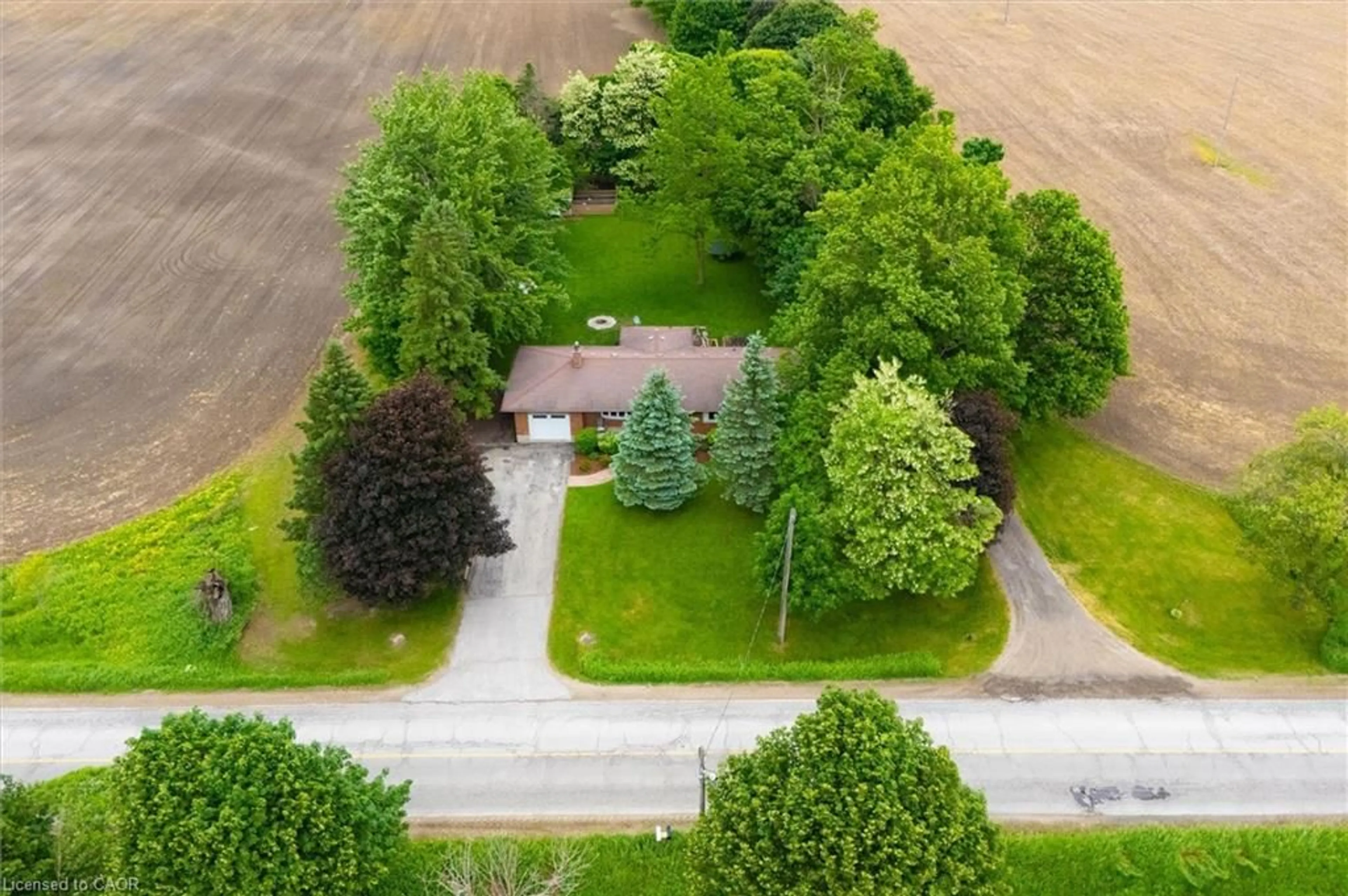 A pic from outside/outdoor area/front of a property/back of a property/a pic from drone, street for 990 Scotland St, Fergus Ontario N1M 2W5