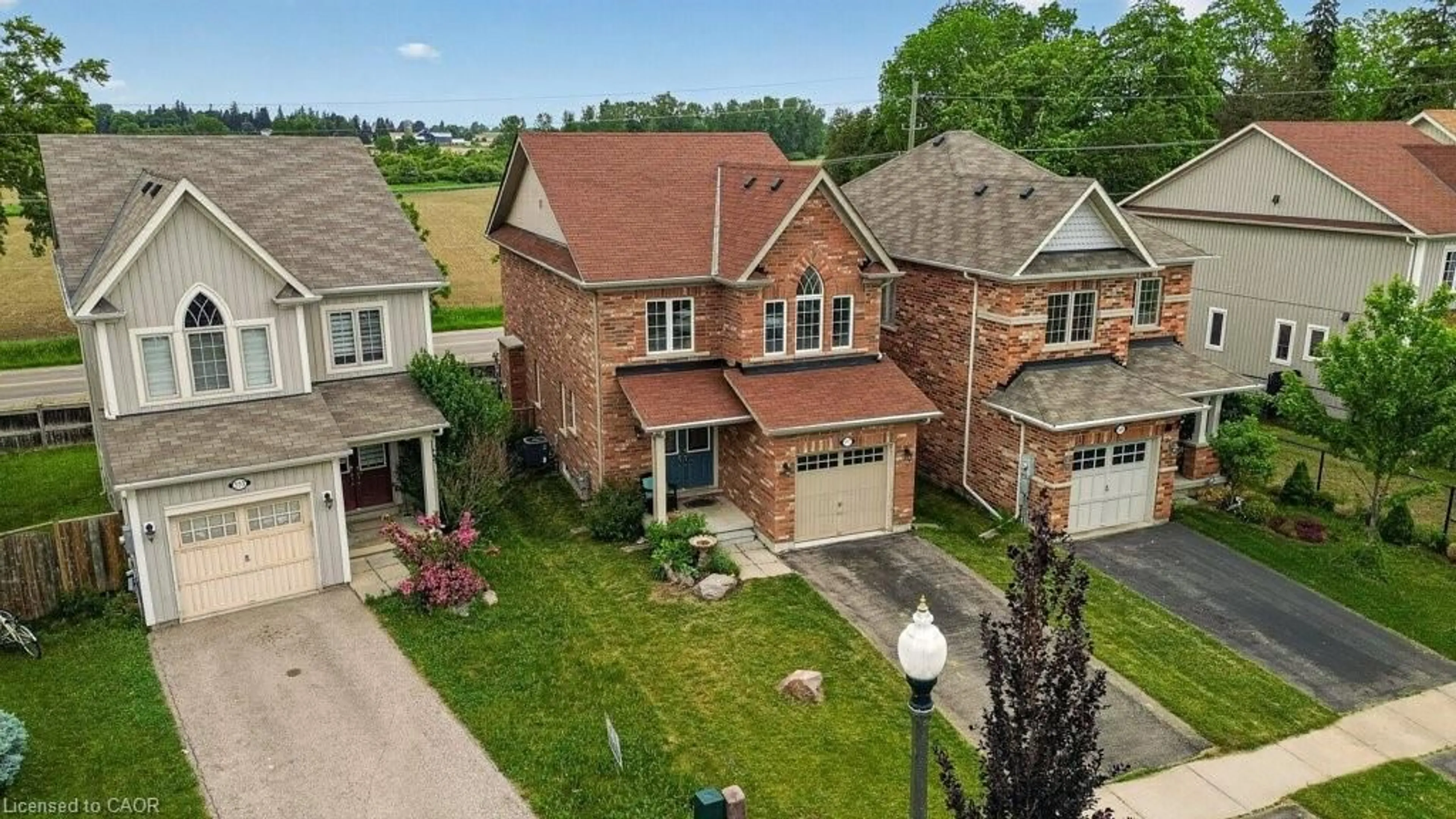 A pic from outside/outdoor area/front of a property/back of a property/a pic from drone, street for 557 Baldwin Cres, Woodstock Ontario N4T 0G4